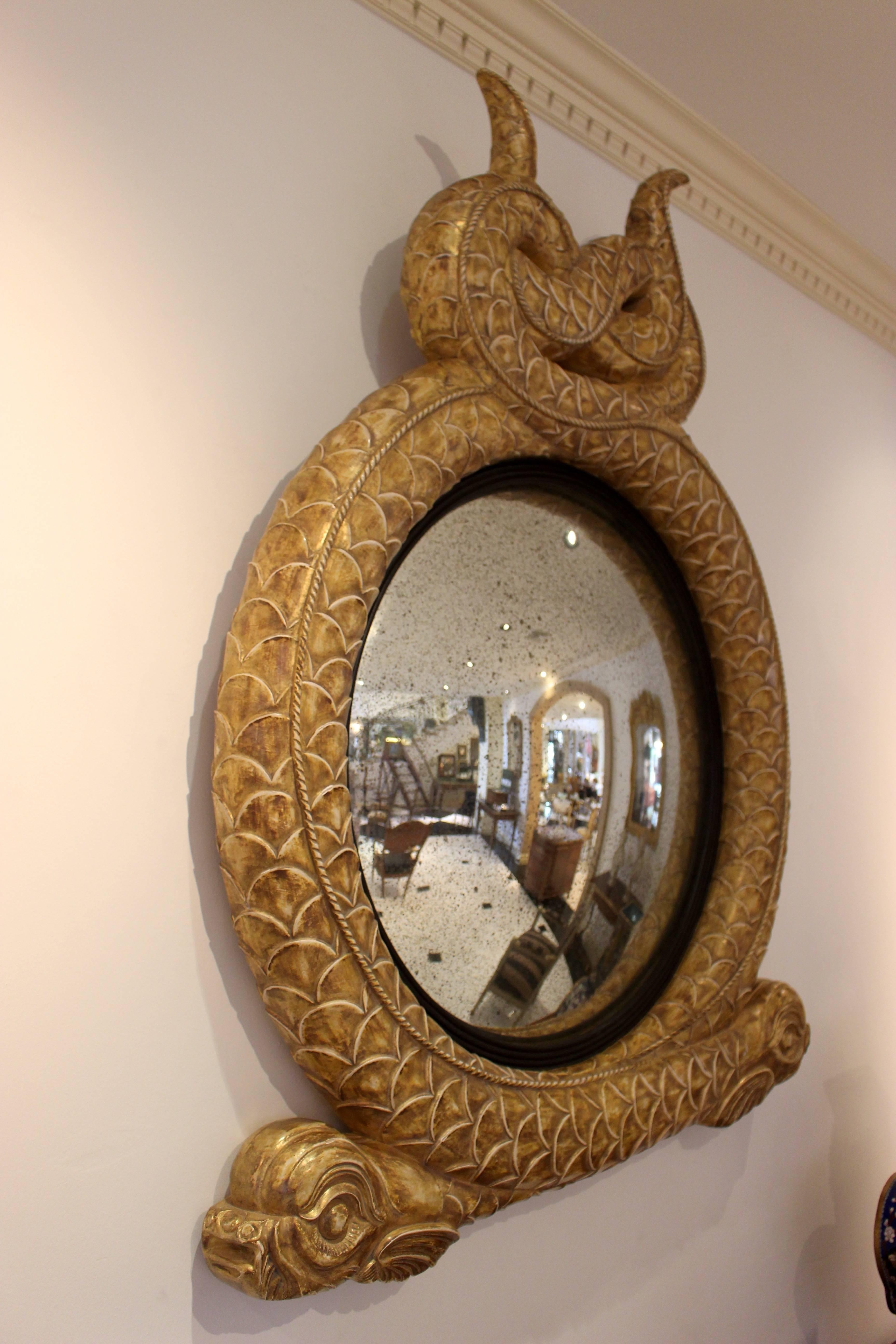 XXIe siècle et contemporain Paire de miroirs convexes de style Régence en bois doré avec dauphins et partiellement ébénisés en vente