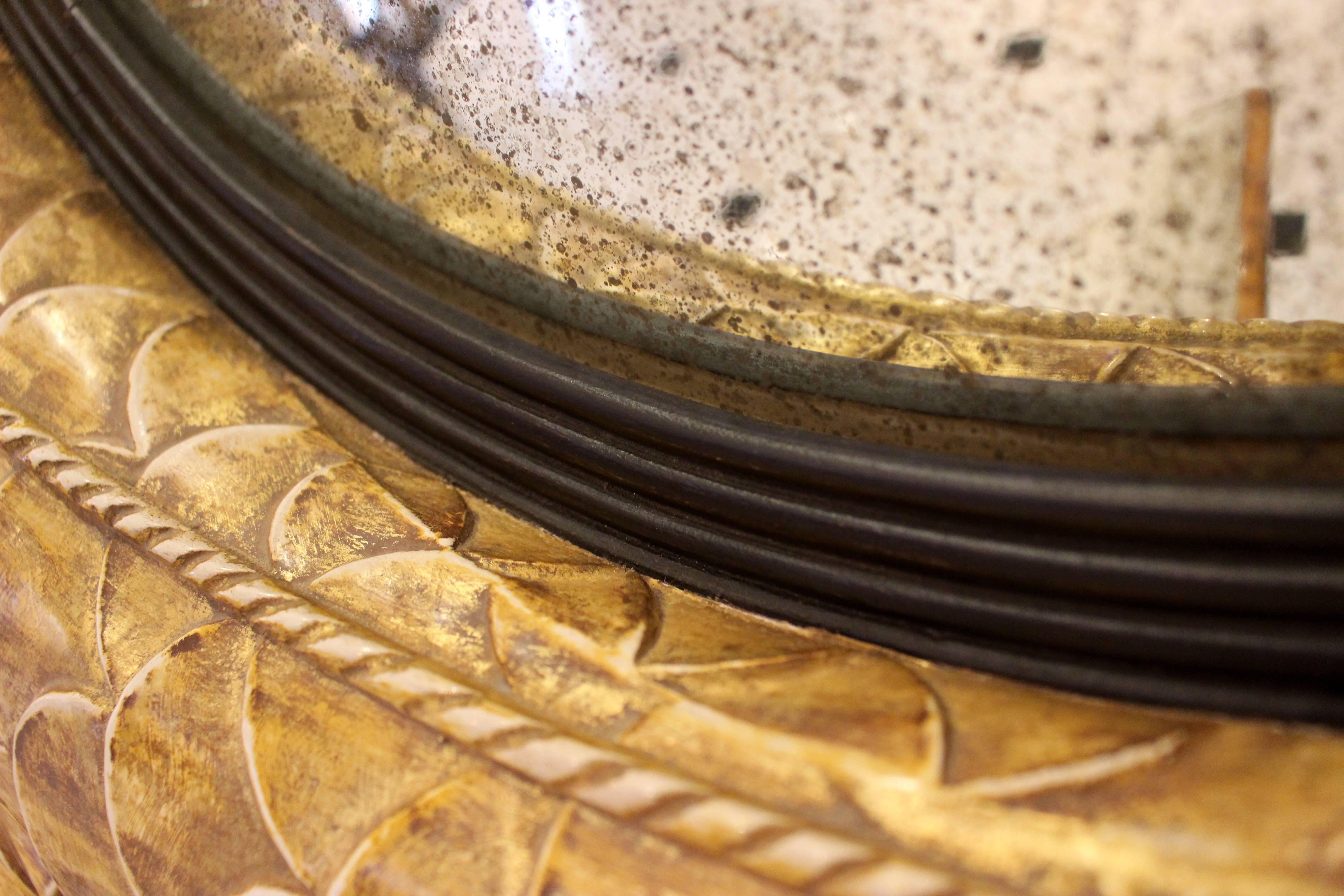 Regency Paire de miroirs convexes de style Régence en bois doré avec dauphins et partiellement ébénisés en vente