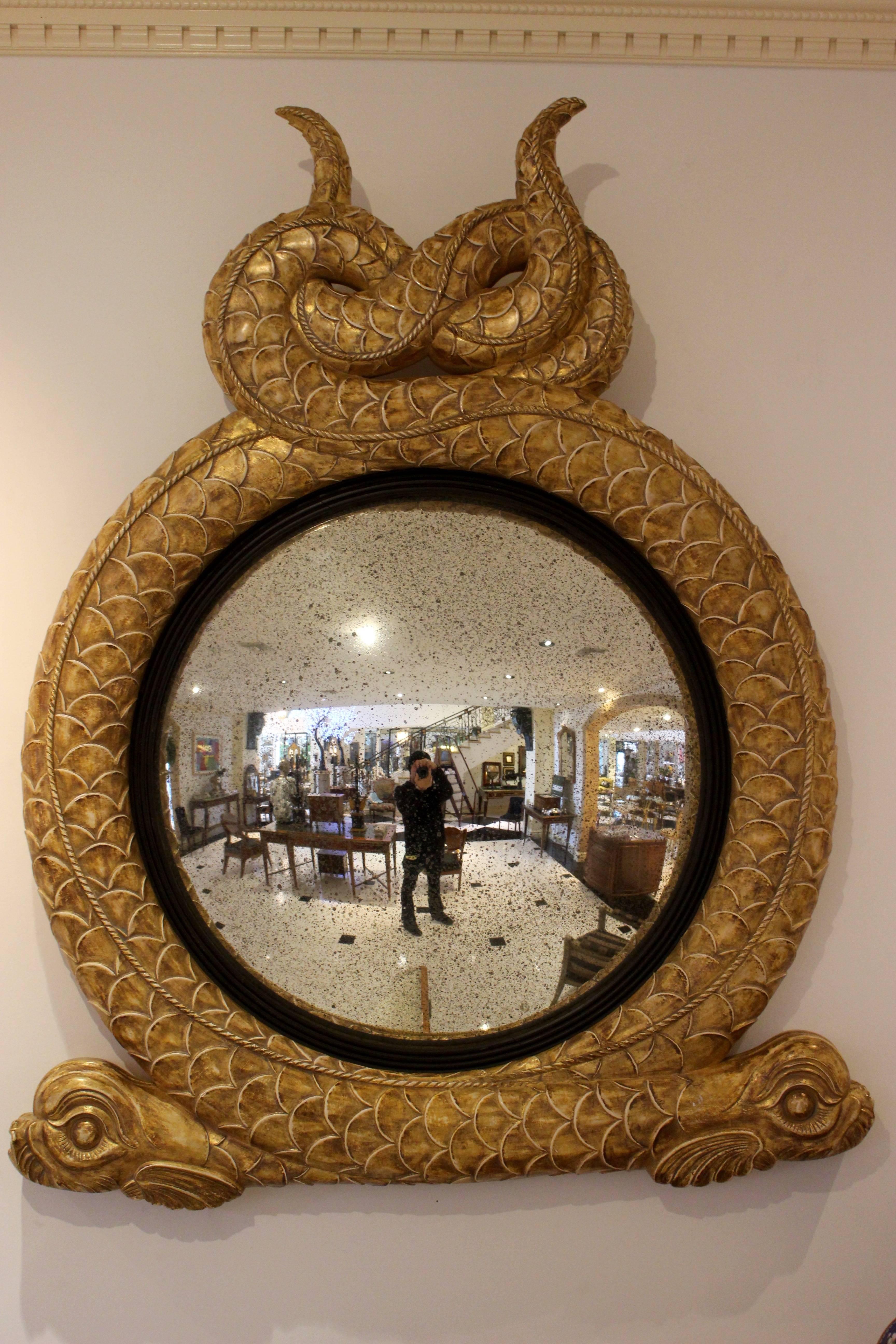 Ébénisé Paire de miroirs convexes de style Régence en bois doré avec dauphins et partiellement ébénisés en vente