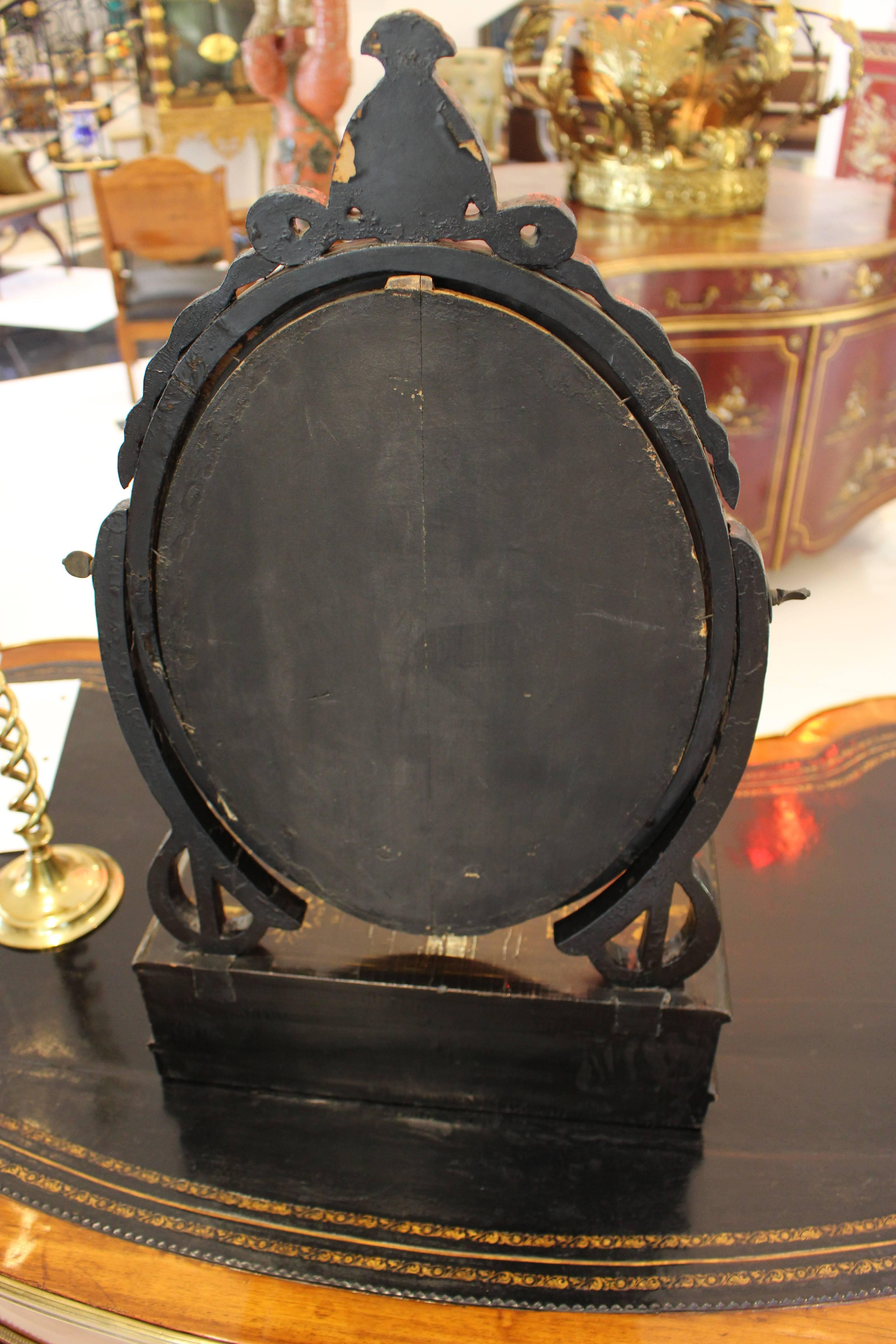 Serpentine-Front Chinese Gilt-Decorated Chinoiserie Dressing Table Mirror For Sale 2