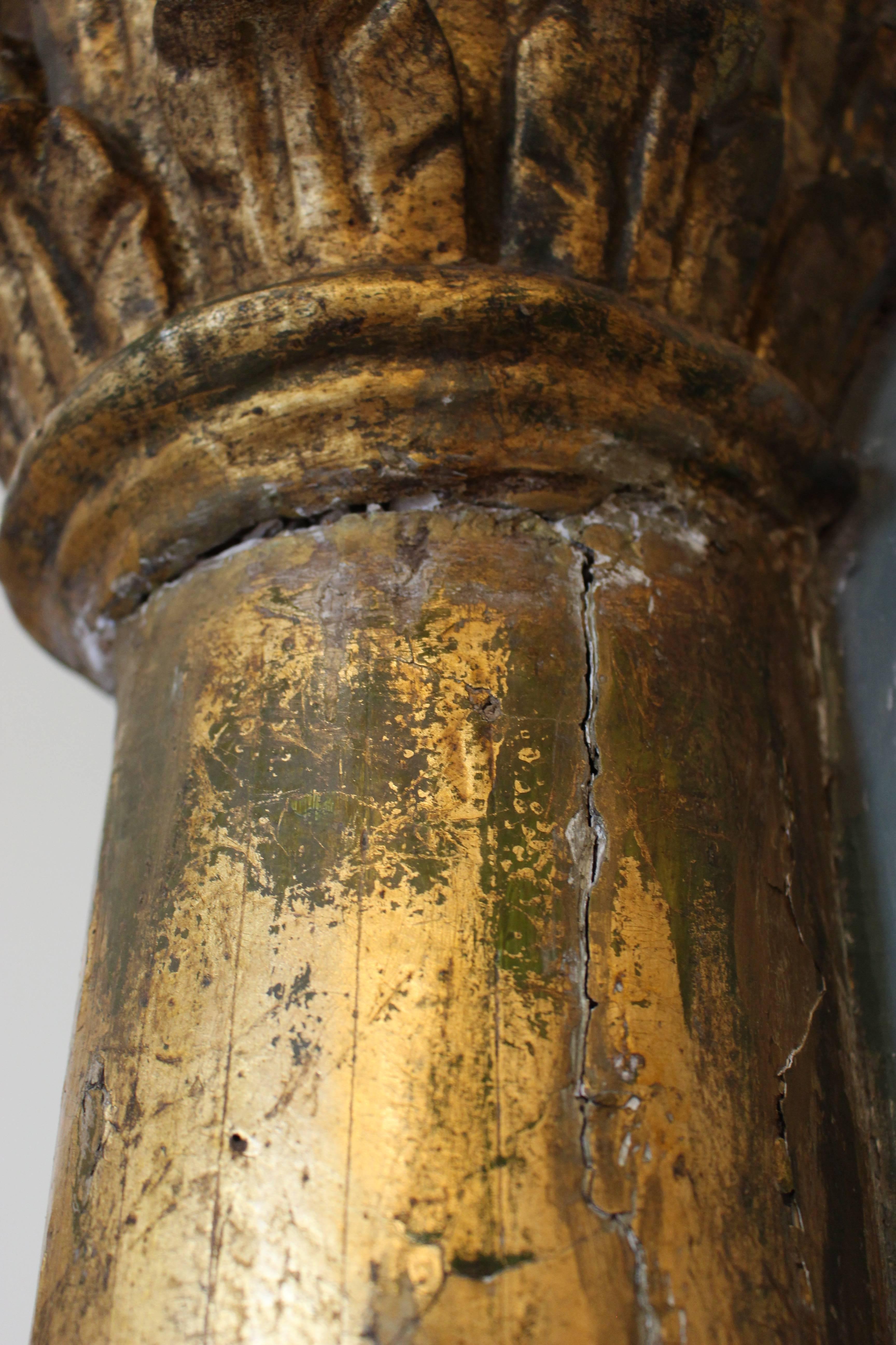 XVIIIe siècle et antérieur colonne corinthienne italienne demi-ronde sculptée et dorée avec panneau arrière peint en vente