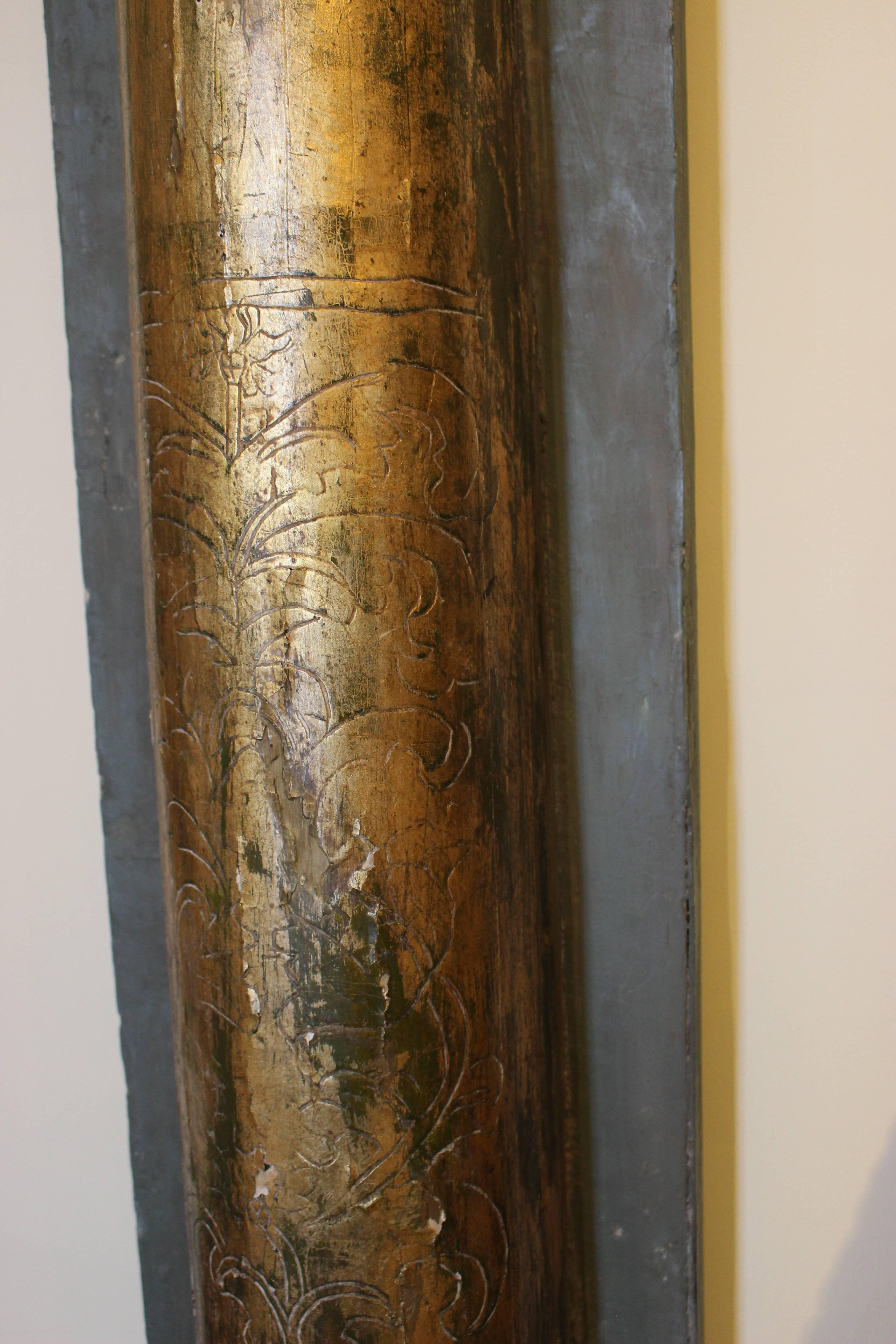 colonne corinthienne italienne demi-ronde sculptée et dorée avec panneau arrière peint en vente 1