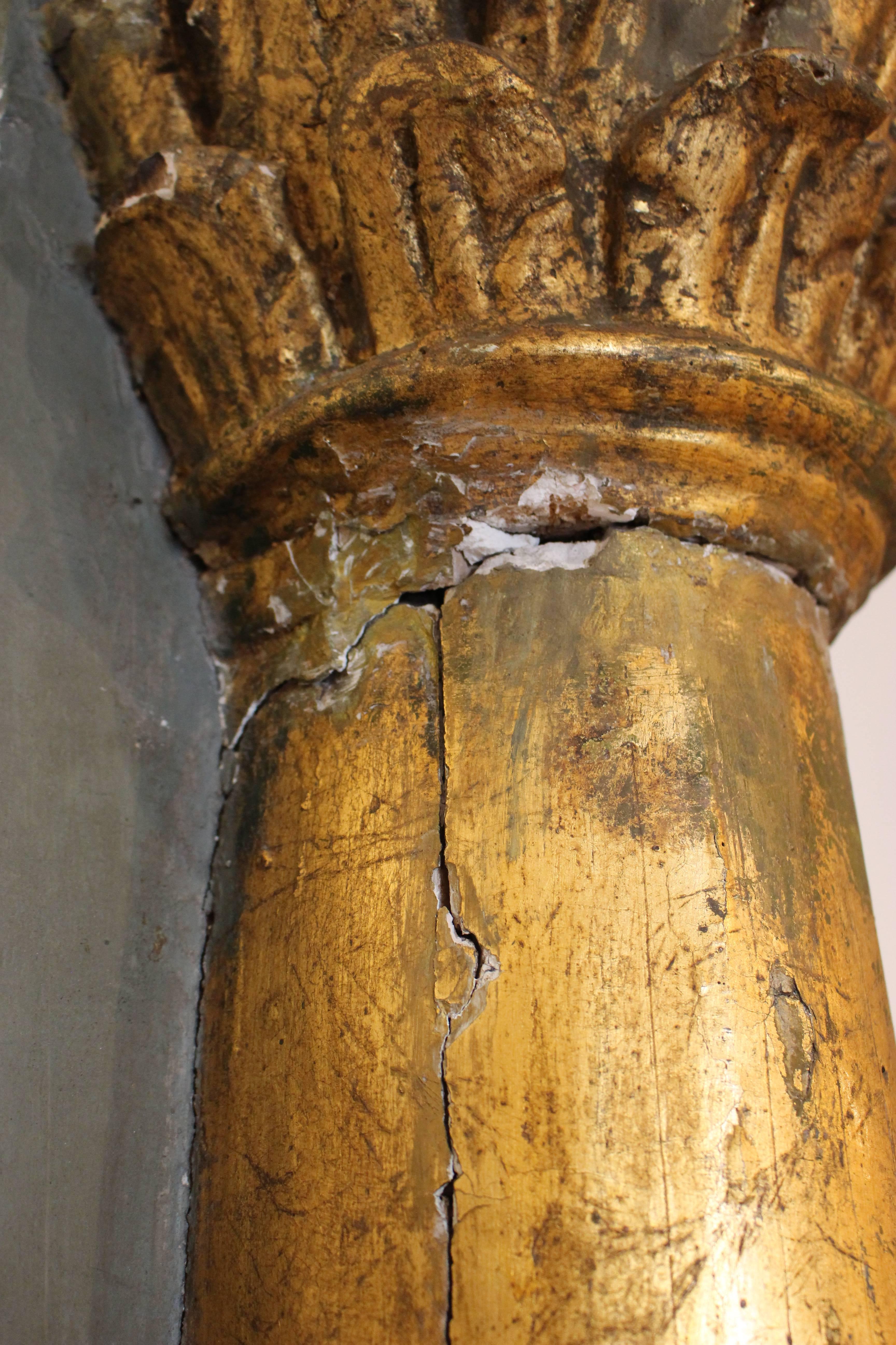 colonne corinthienne italienne demi-ronde sculptée et dorée avec panneau arrière peint en vente 3