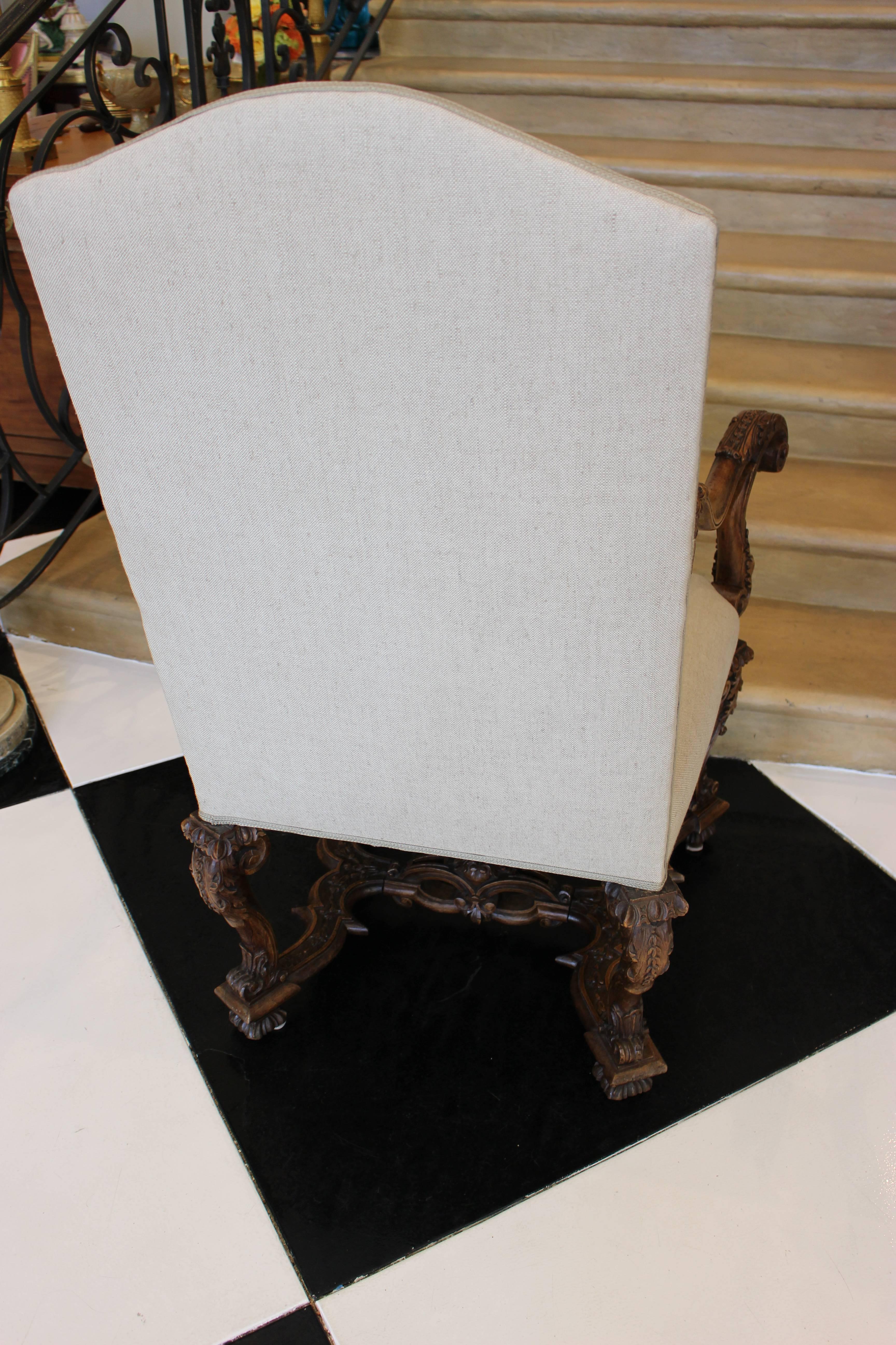 Geschnitzter Sessel aus Nussbaumholz im Barockstil aus der Mitte des 19. Jahrhunderts mit geschnitzten Motiven im Angebot 2