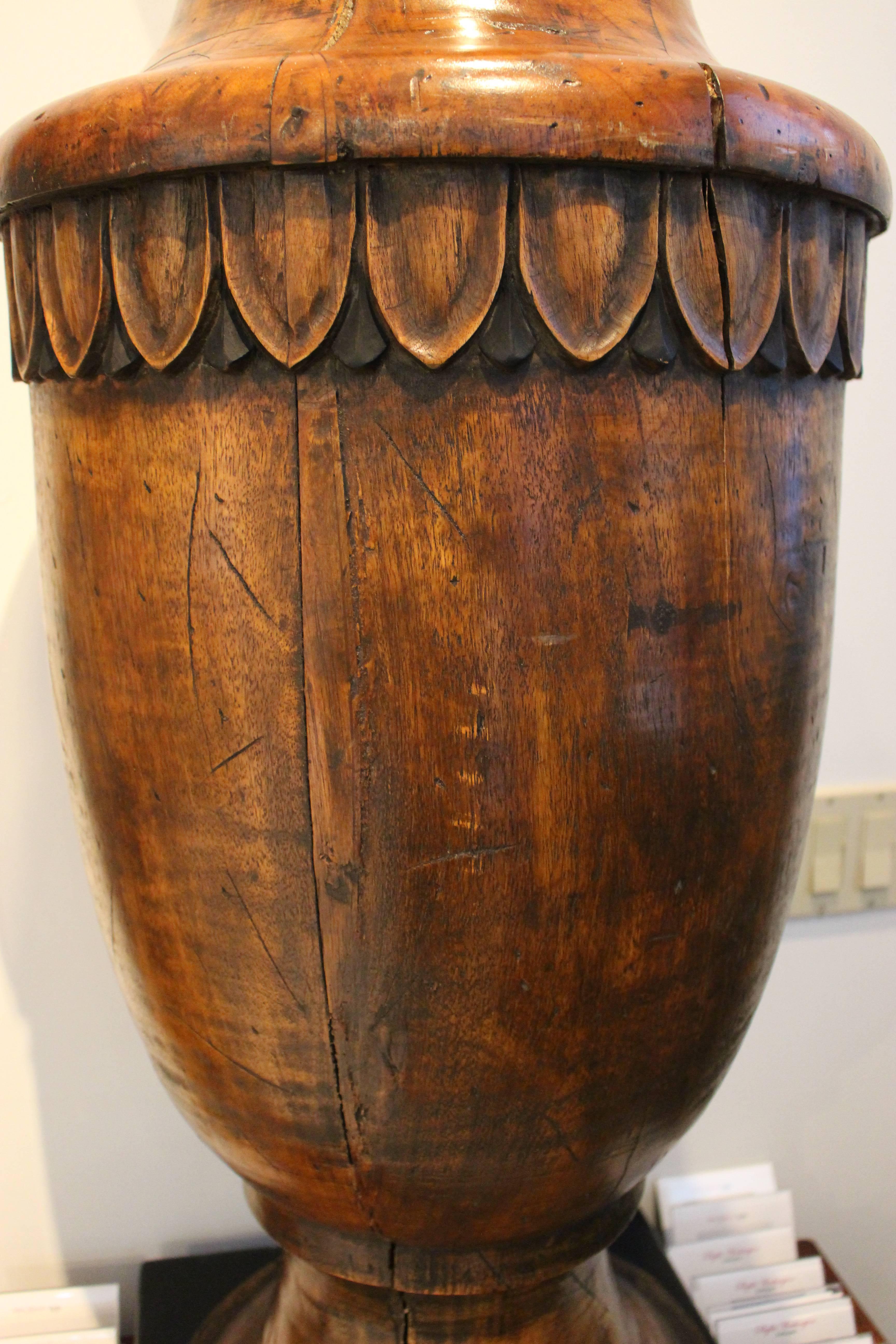 Ébénisé Paire de fleurons en bois de style néoclassique en forme d'urnes en vente