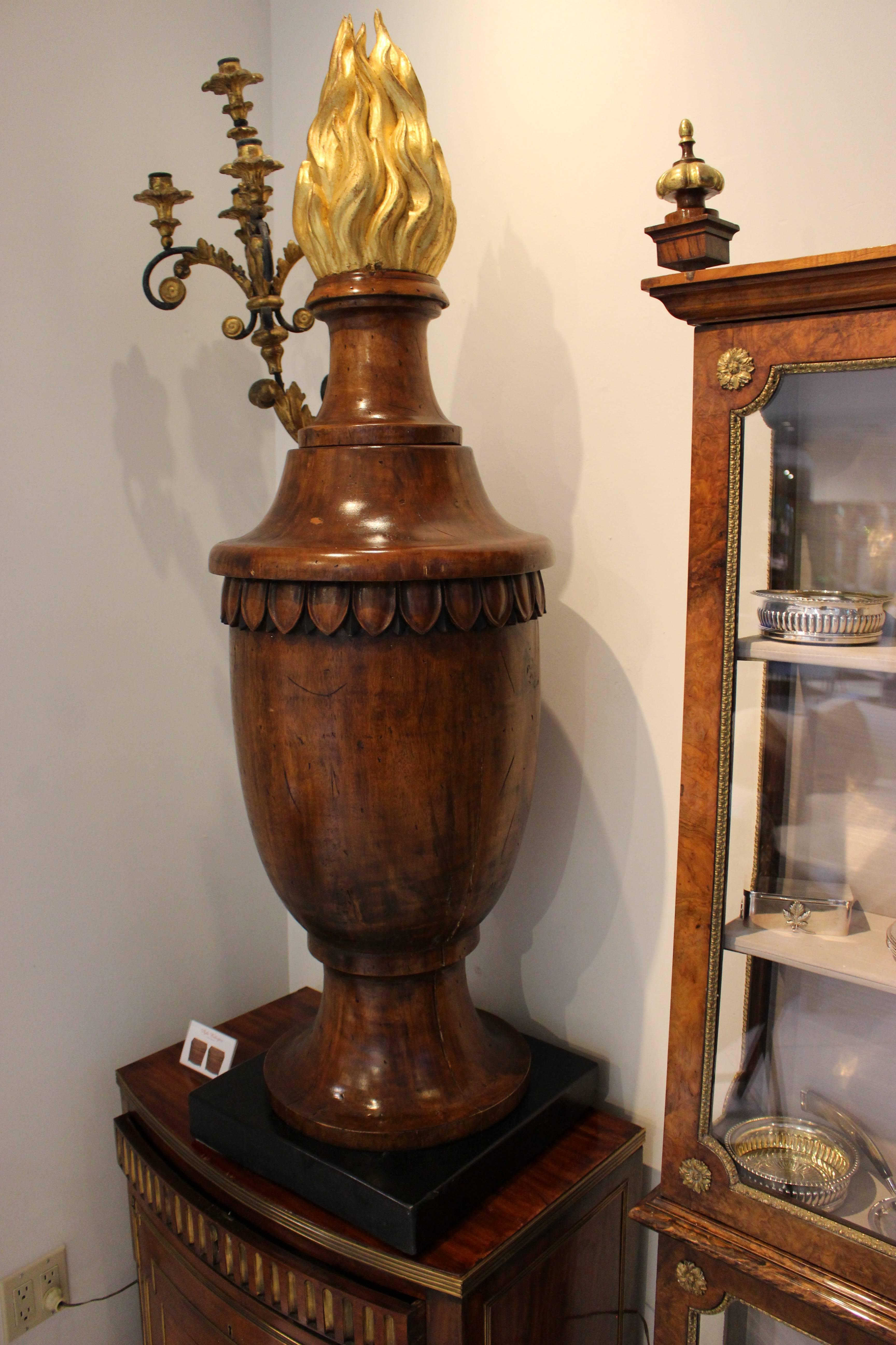 Bois doré Paire de fleurons en bois de style néoclassique en forme d'urnes en vente