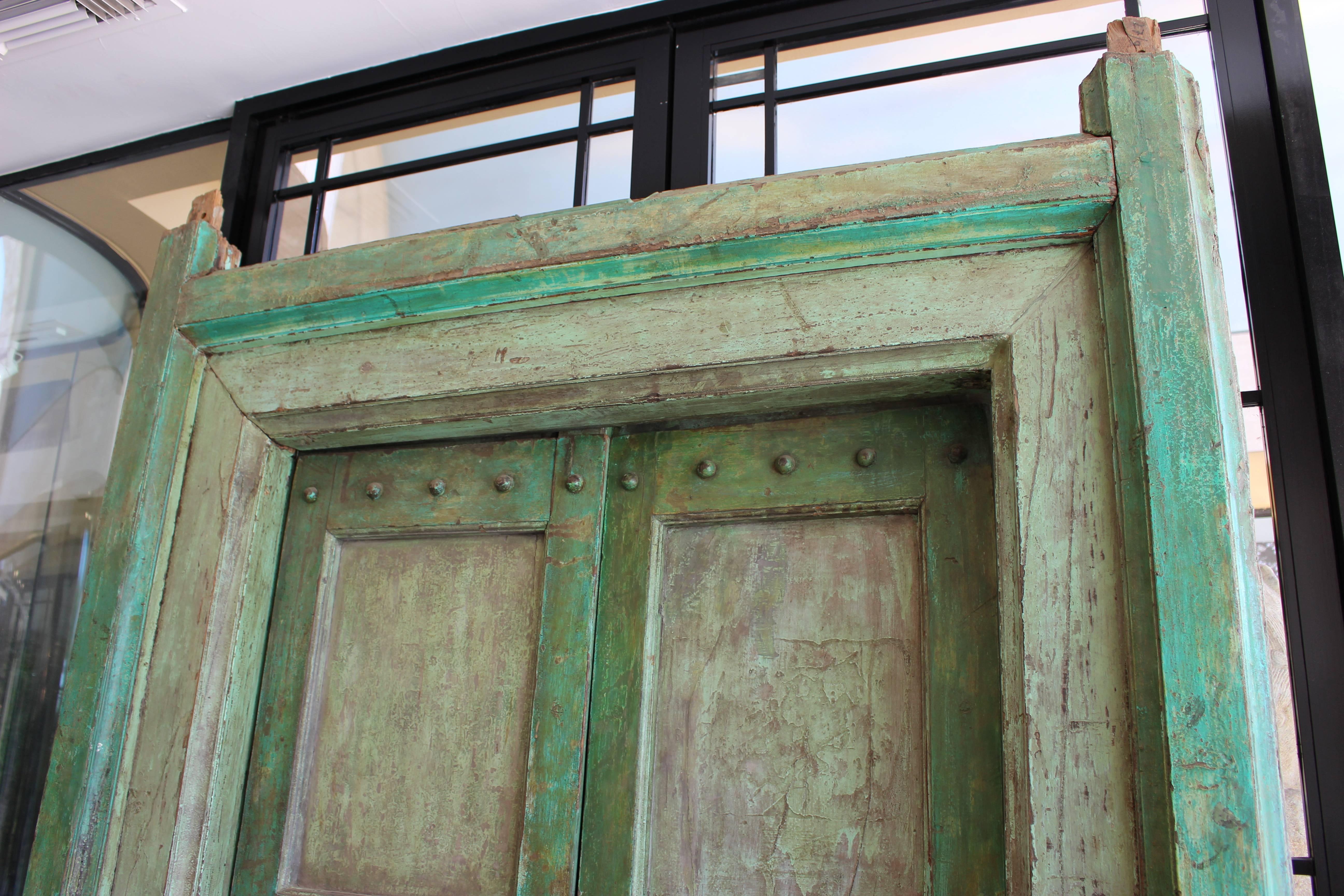 Magnifique porte et entourage de porte néoclassique indien peint en vert pâle. Rajasthan Début du 19e siècle.
