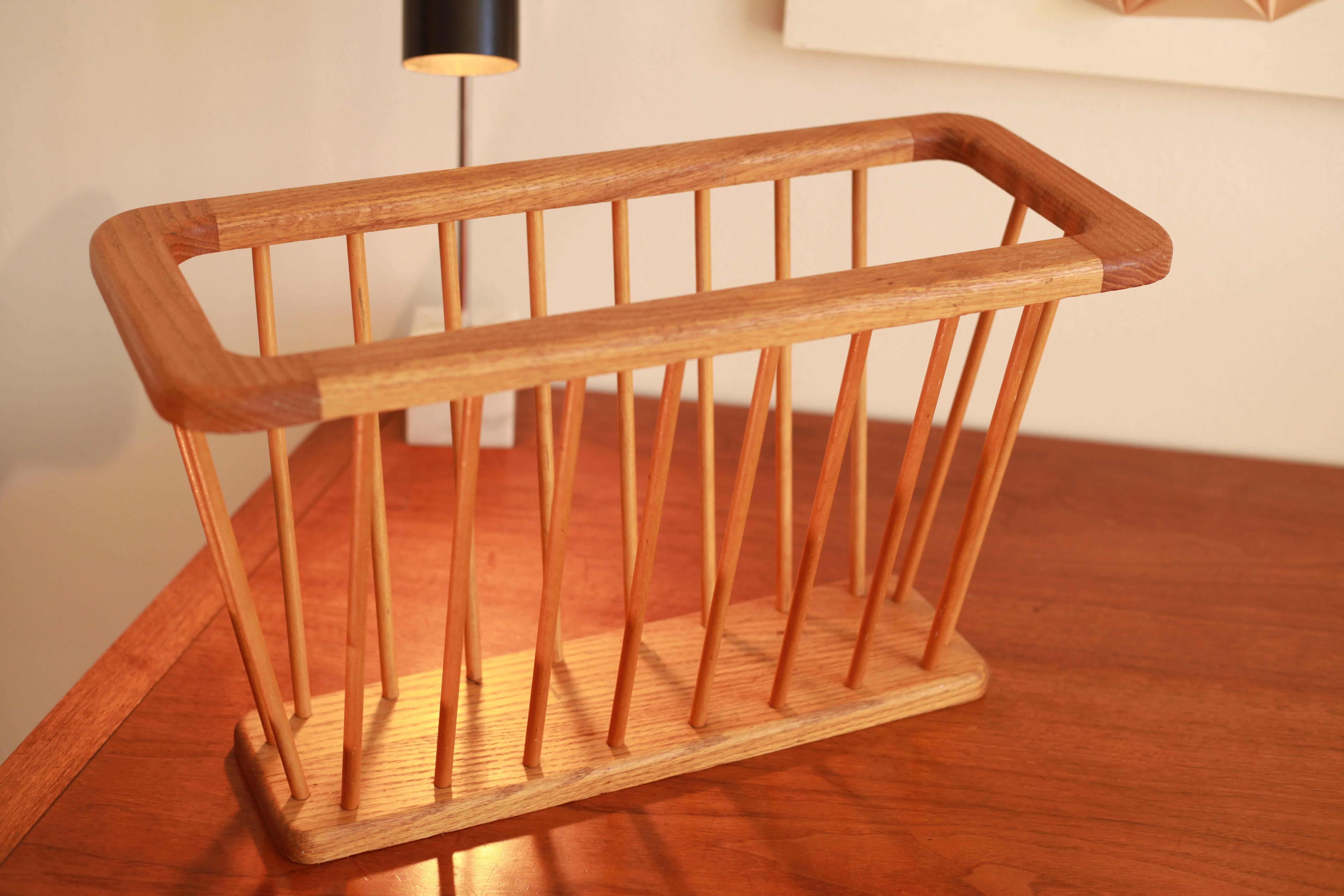Danish Modern Oak Magazine Holder In Excellent Condition For Sale In Pittsburgh, PA