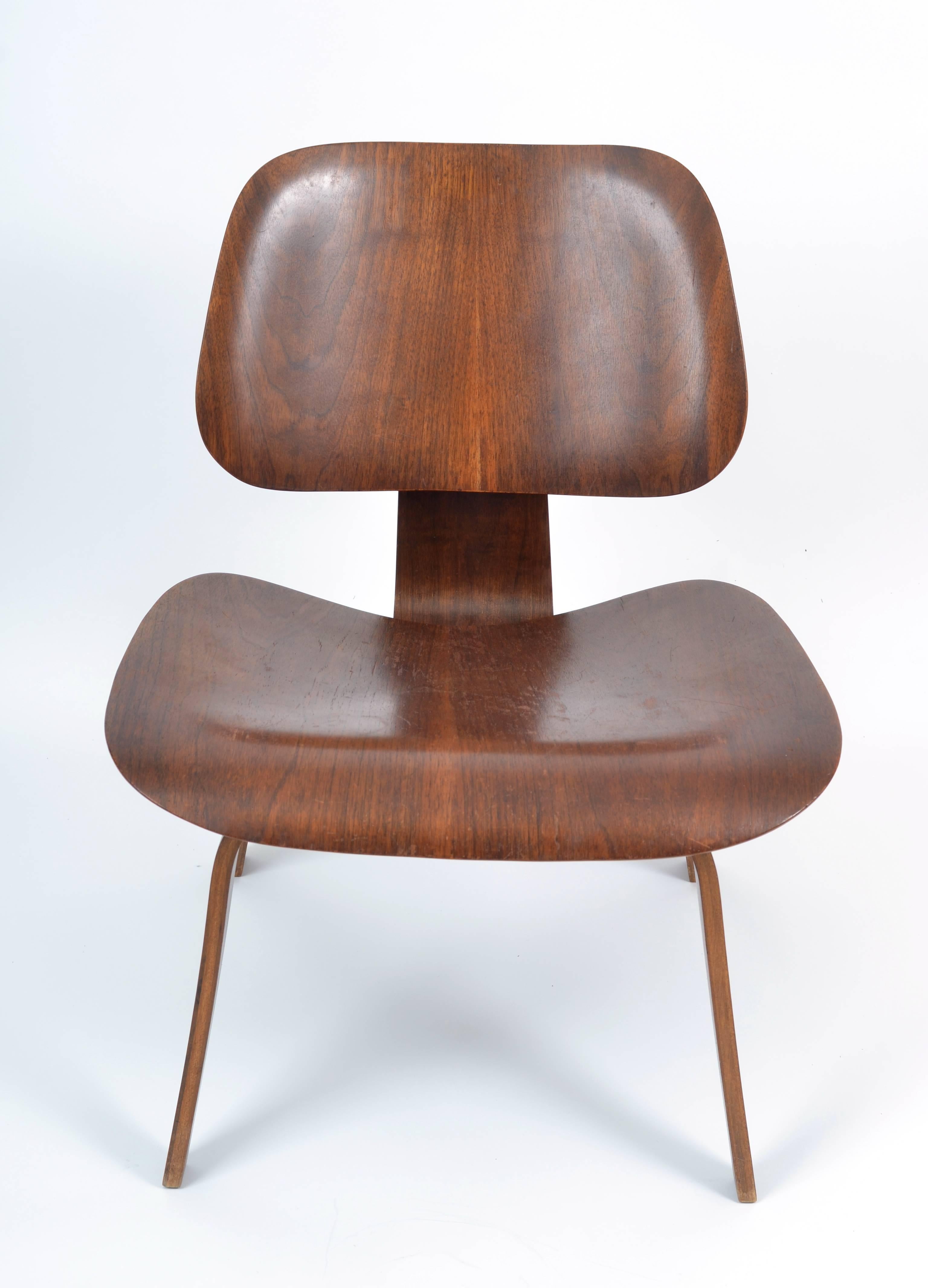 Herman Miller Walnut Evans LCW Lounge Chair by Charles and Ray Eames, 1940's In Excellent Condition In Pittsburgh, PA