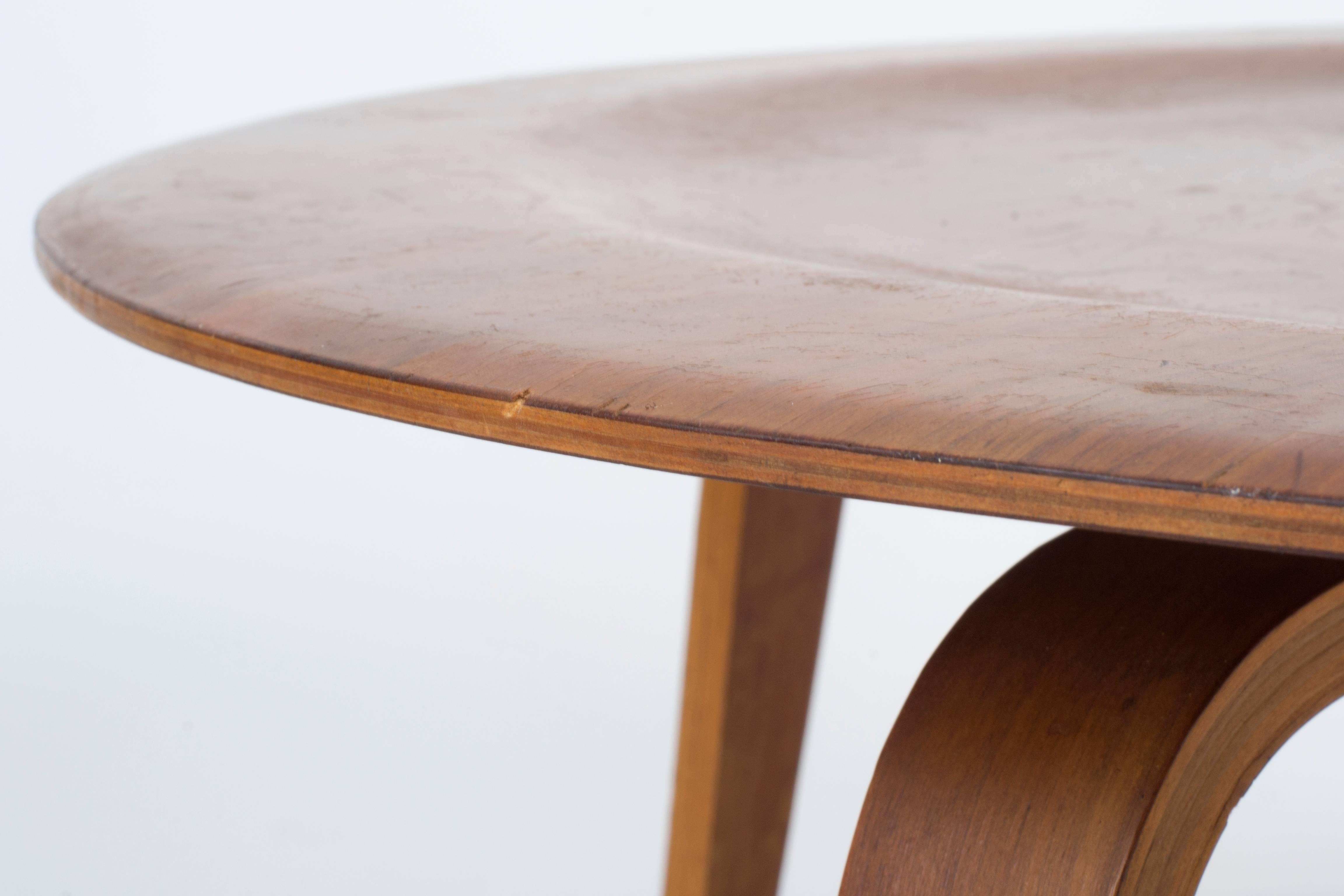 Eames Herman Miller CTW Coffee Table in Walnut Evans Products, 1940s In Good Condition In Pittsburgh, PA
