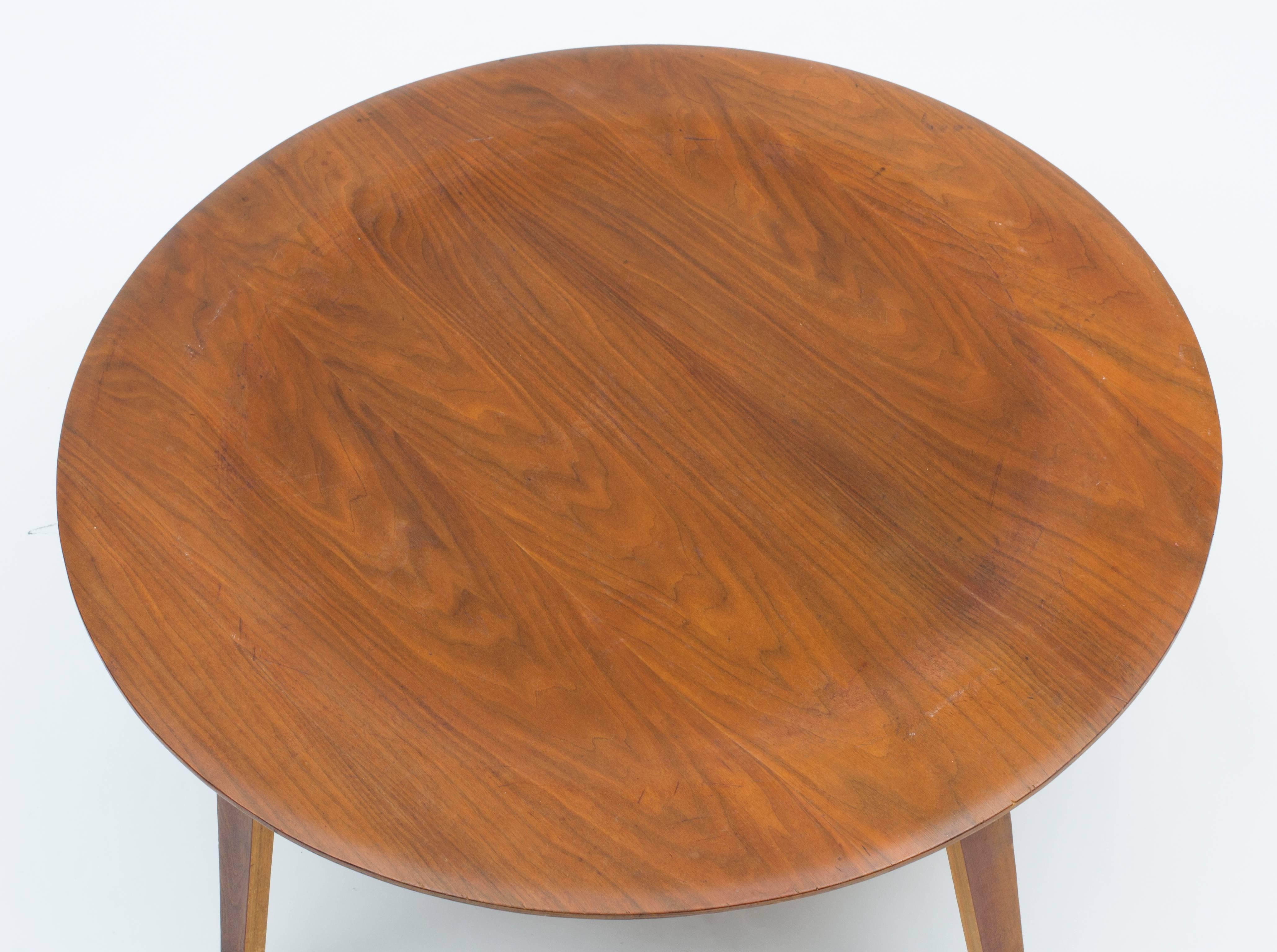 Early example of the iconic molded plywood table designed by Charles Eames, manufactured by Evans Products and distributed by Herman Miller. The walnut top features a beautiful grain. All original finish, retaining natural patina. Full label as