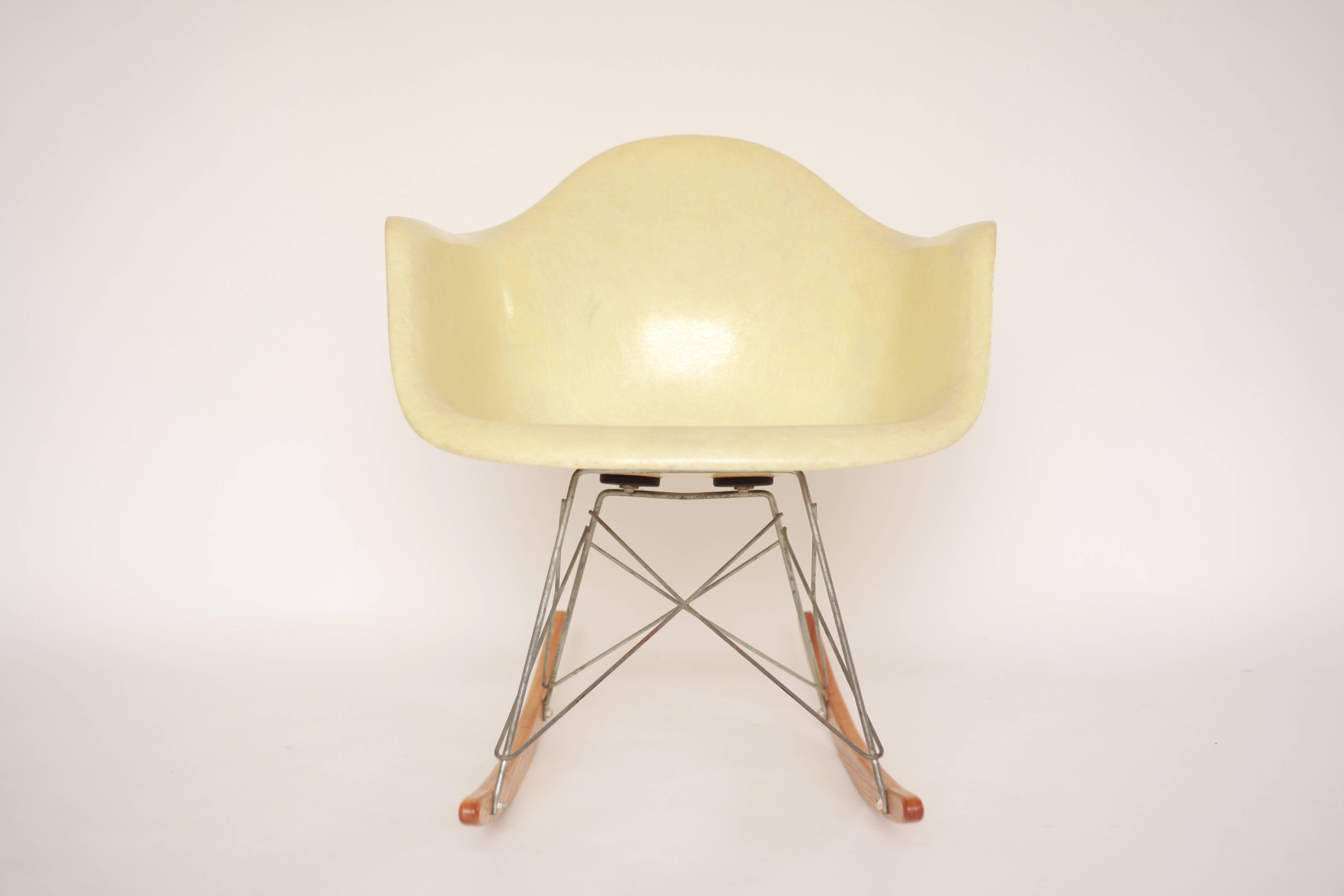 Very rare Eames (RAR) rope edge rocking chair with the first generation "ankle breaker" base. This example is "as found" from the family of the original purchaser. The fiberglass is in great condition. The runners appear to