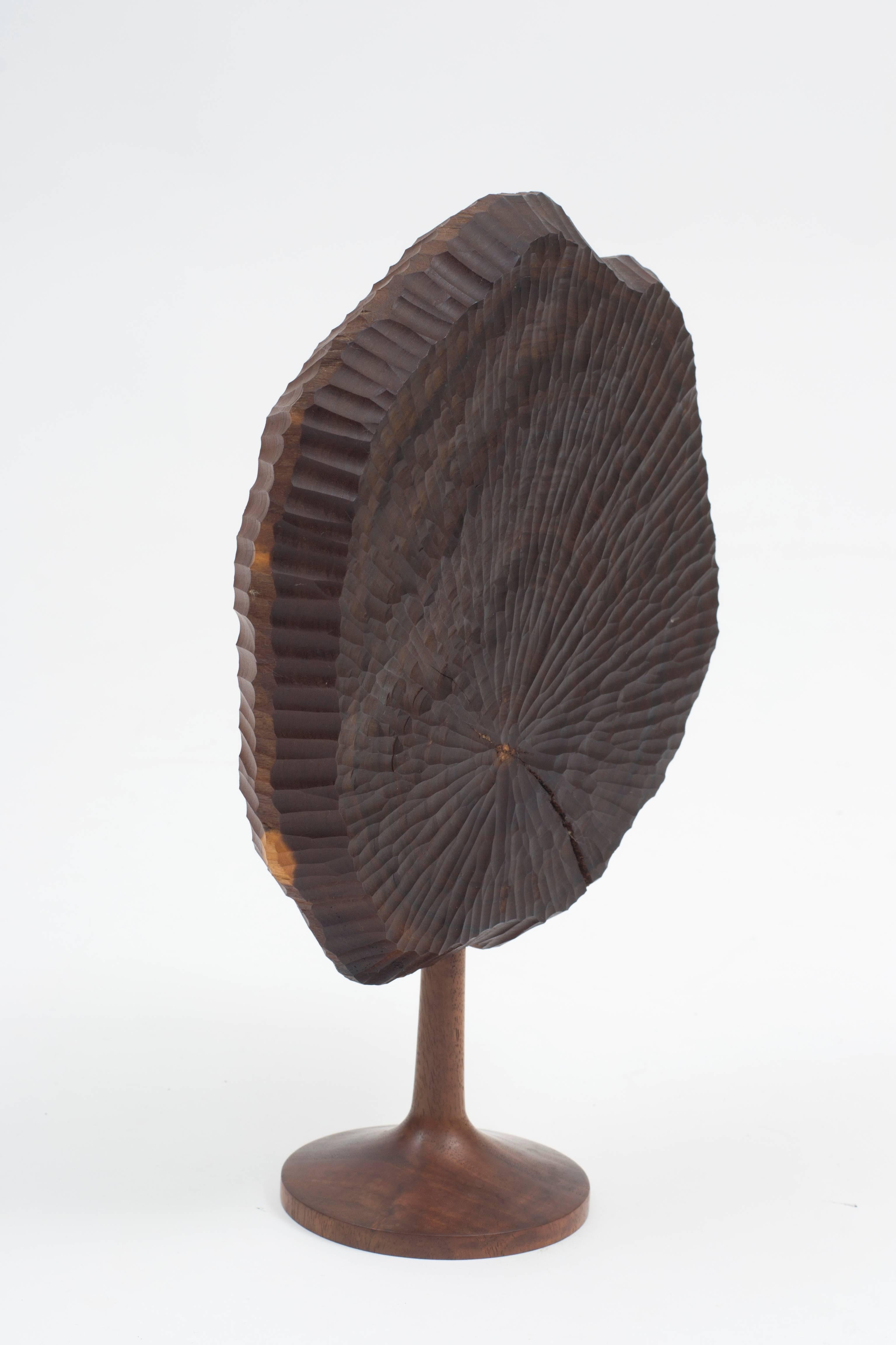 Jerry Glaser Studio Made Carved Walnut Sculpture (20. Jahrhundert) im Angebot