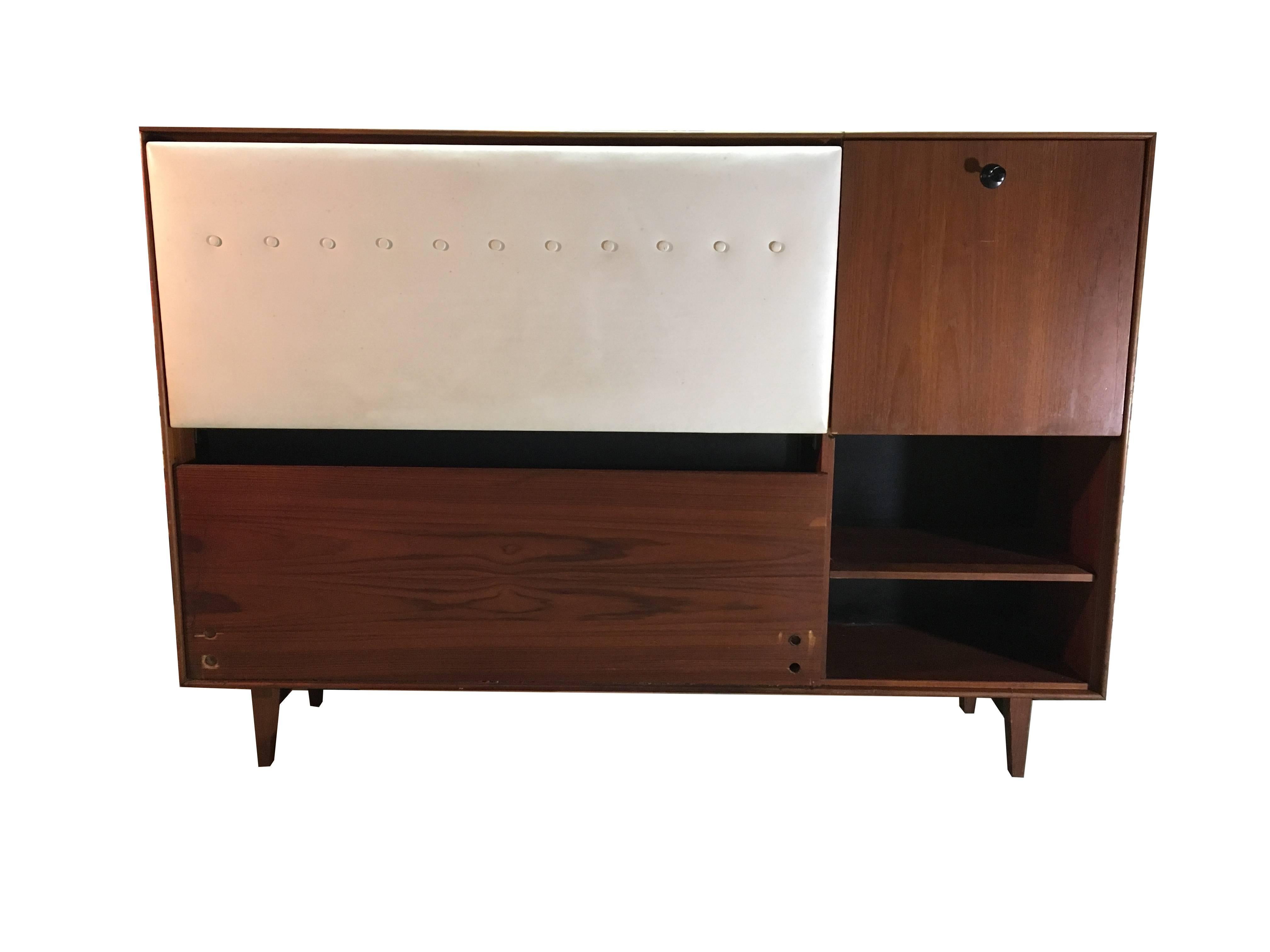 Beautiful single headboard designed by George Nelson for Herman Miller. Rare 