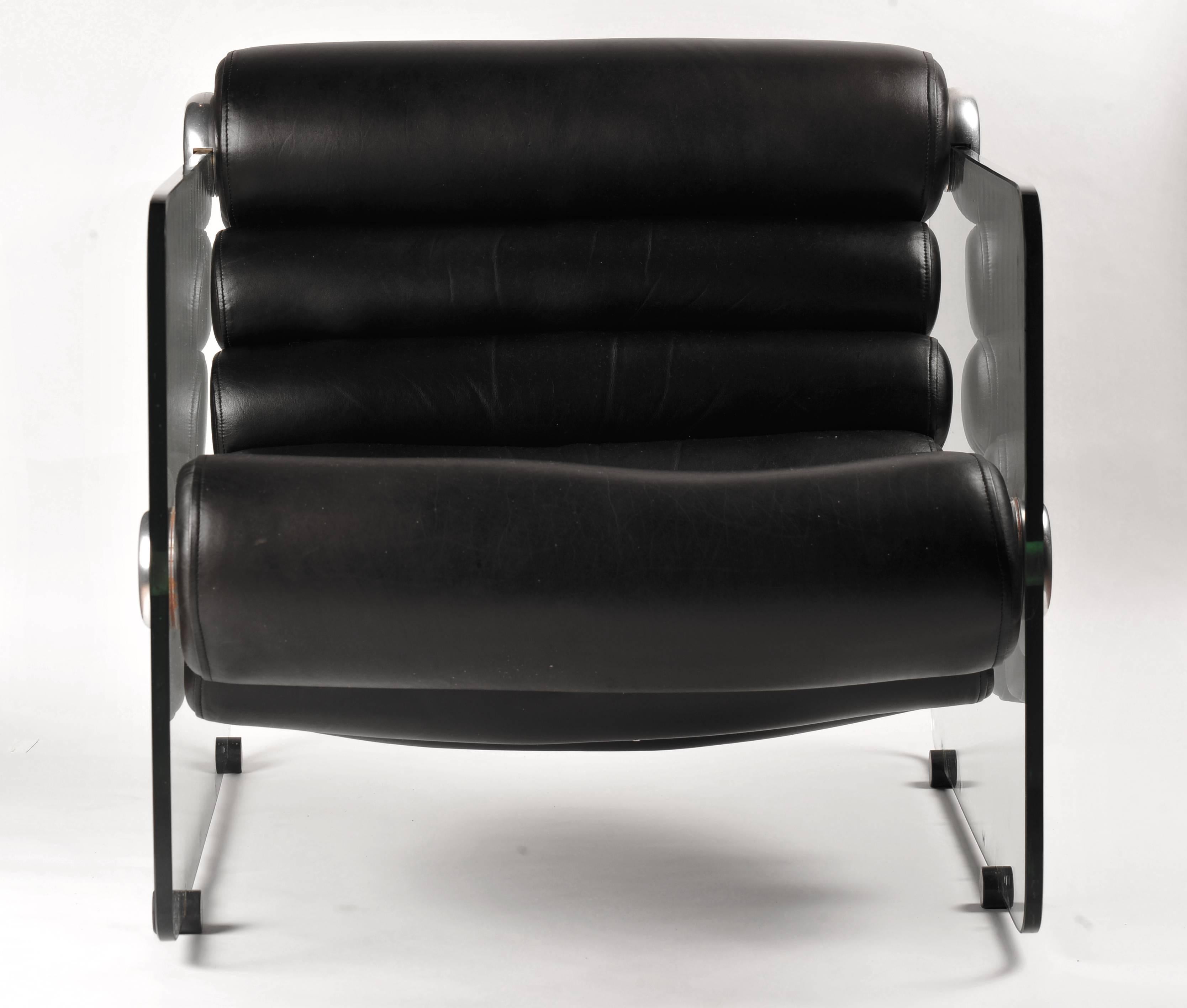 Vintage Italian design by Fabio Lenci. The segmented leather seating area supported by tempered glass creates a sculptural statement piece. Item available for immediate delivery to Austin, San Antonio, Dallas and Houston.