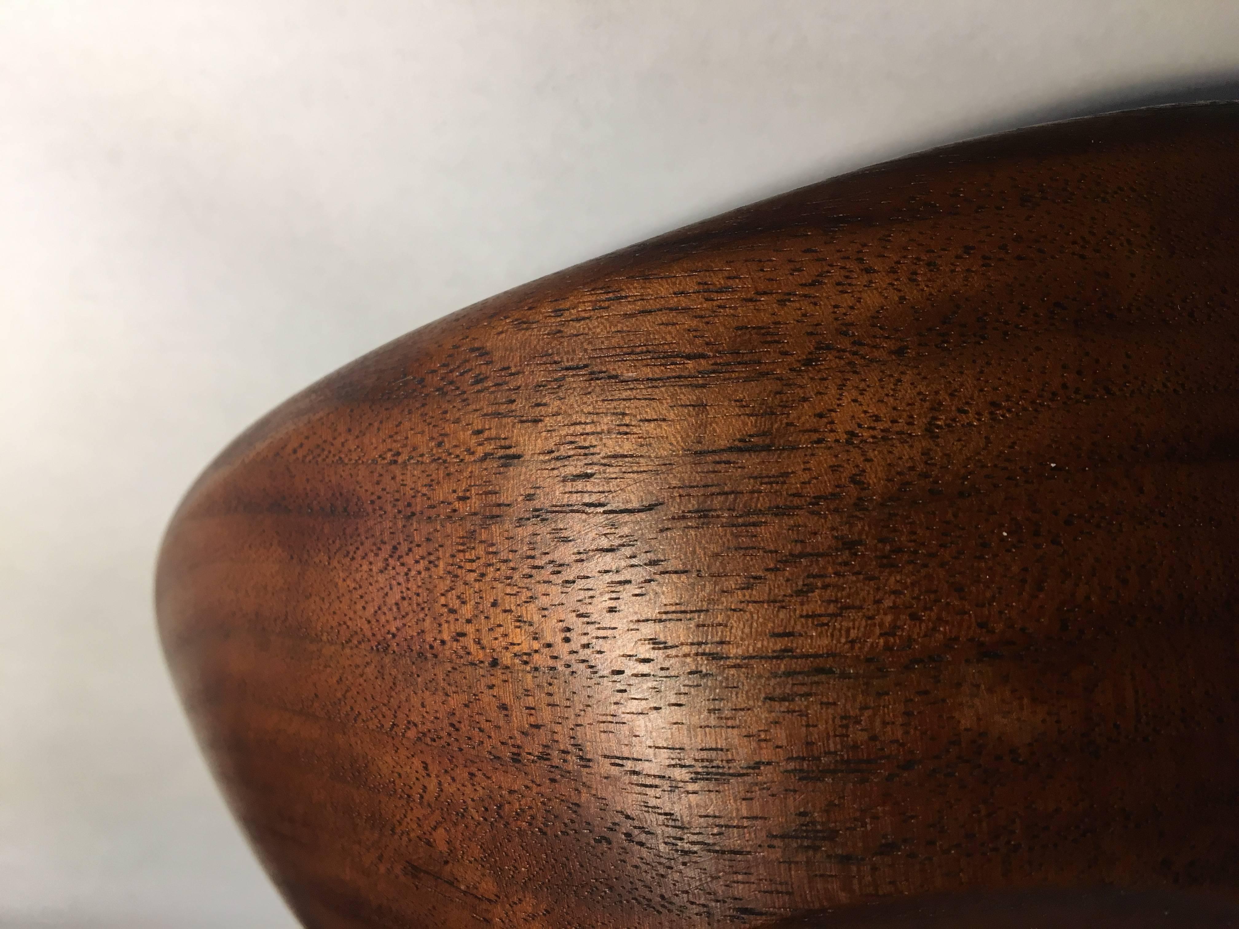 20th Century Beautiful Turned Walnut Bowl by Paul Eshelman For Sale