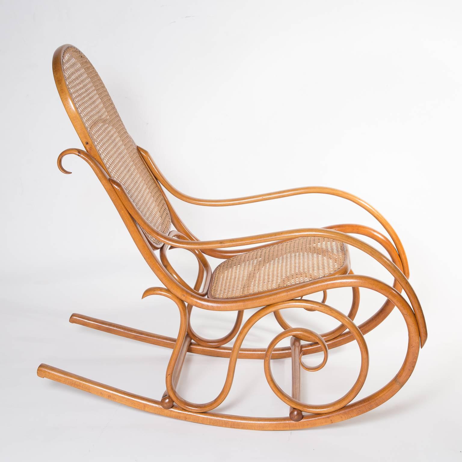 Staind beech bentwood rocking chair newly refurbished. 
very nice condition,
refurbished by a Thonet restoration expert, Harald Saettler.

Part of a Thonet family member private collection.