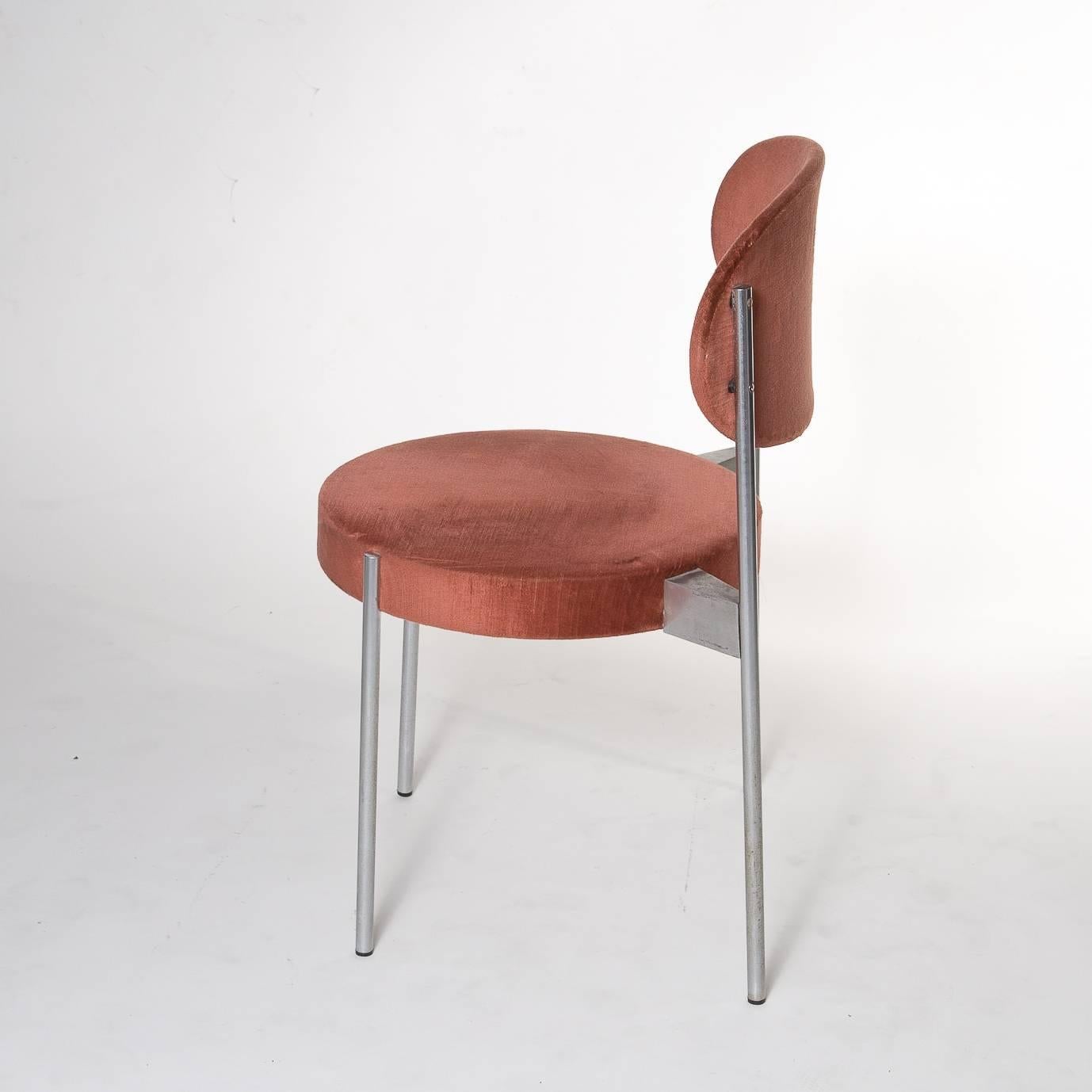 Stackable dining chairs upholstered in velvet.
Stainless steel frame.
Design by Verner Panton for Thonet in 1967.
Original condition.
Fabric wears according to age.