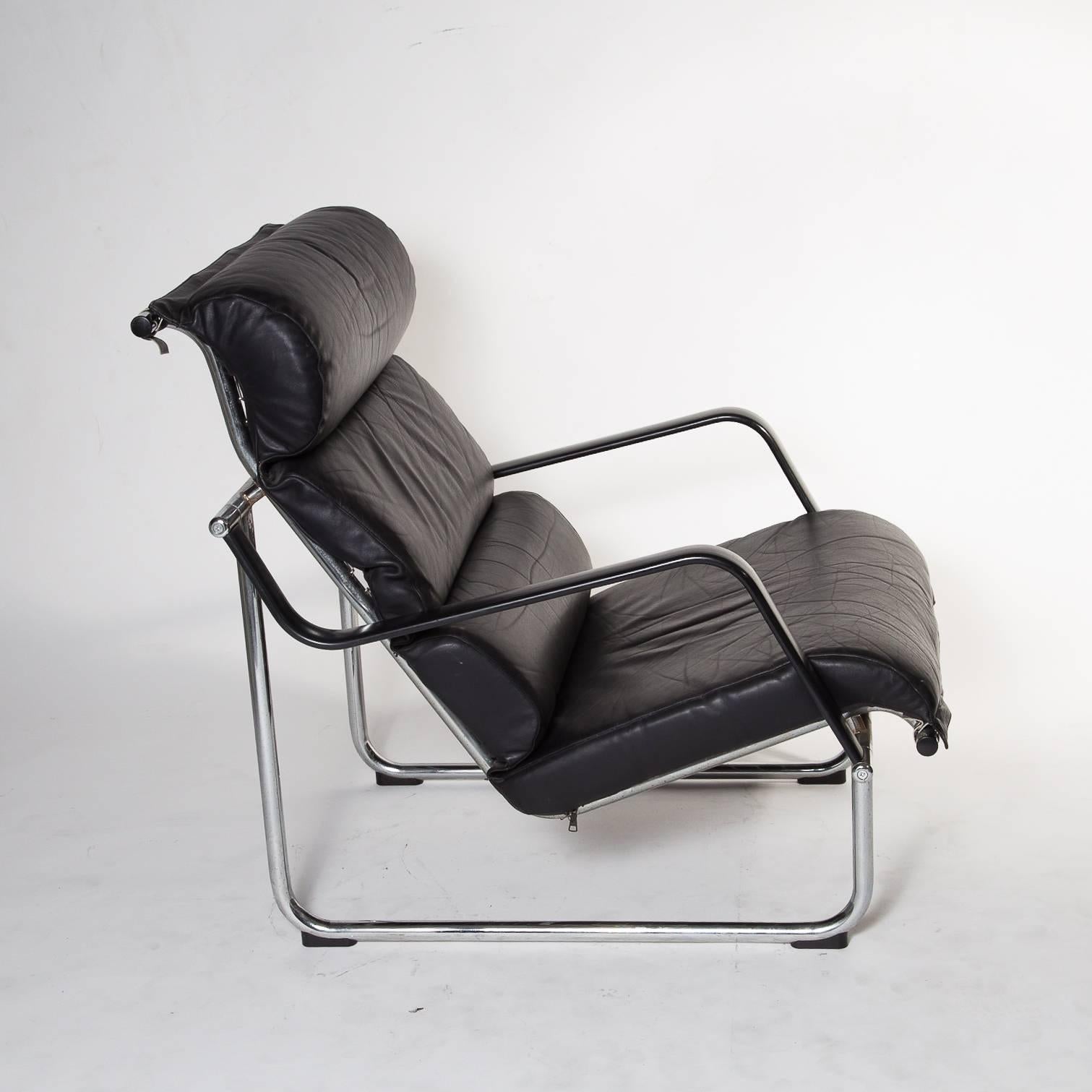 Very nice and rare set of Remmi lounge chairs by Juri Kukkapuro.
Extremly comfortable.
Light cracks in leather.
Chrome with minor wear.