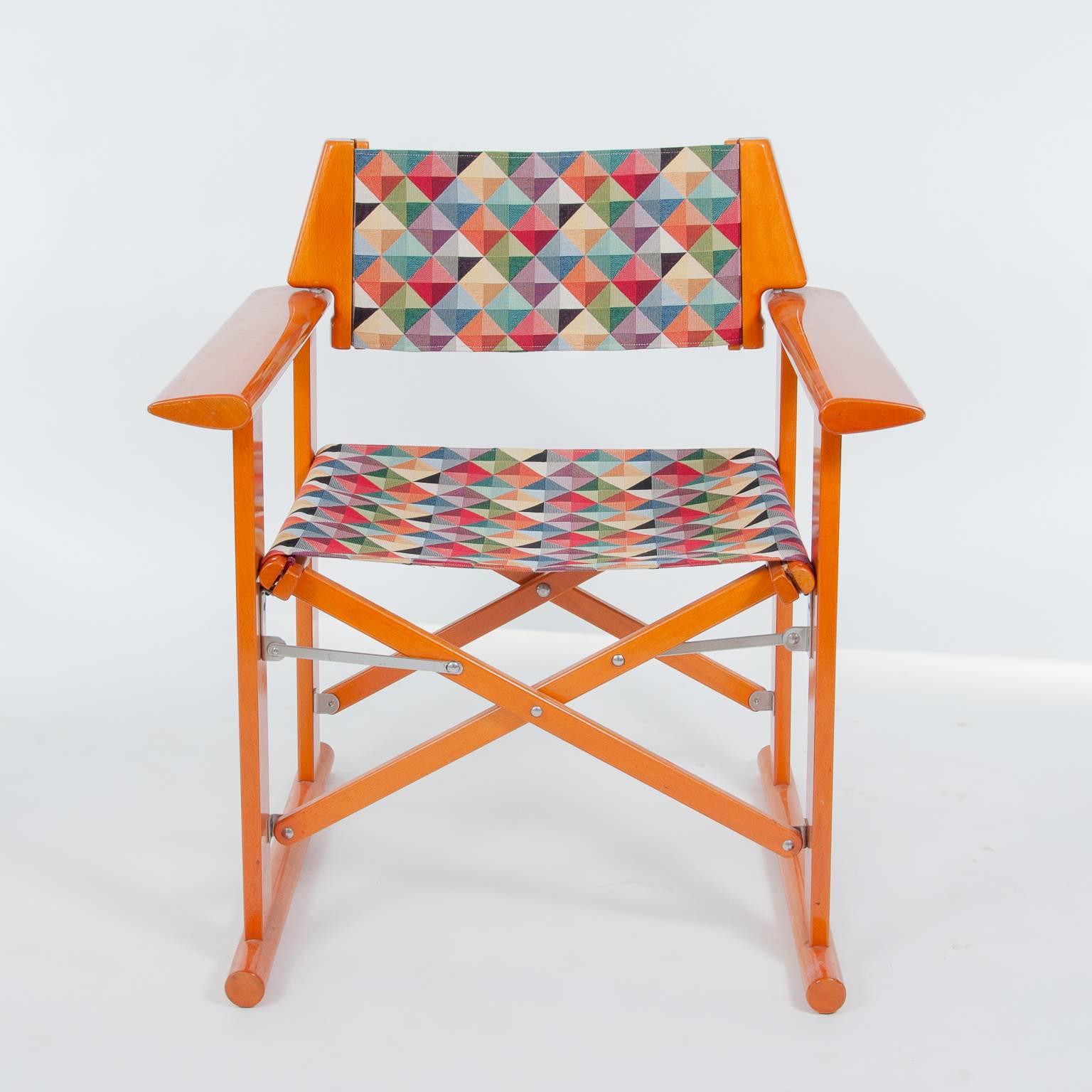 Manufactured by Fratelli Reguitti, Italy, 1970s-1980s.
A folding construction with lacquered wood, the seating and backrest covered with high quality fabric in colorful geometric pattern.