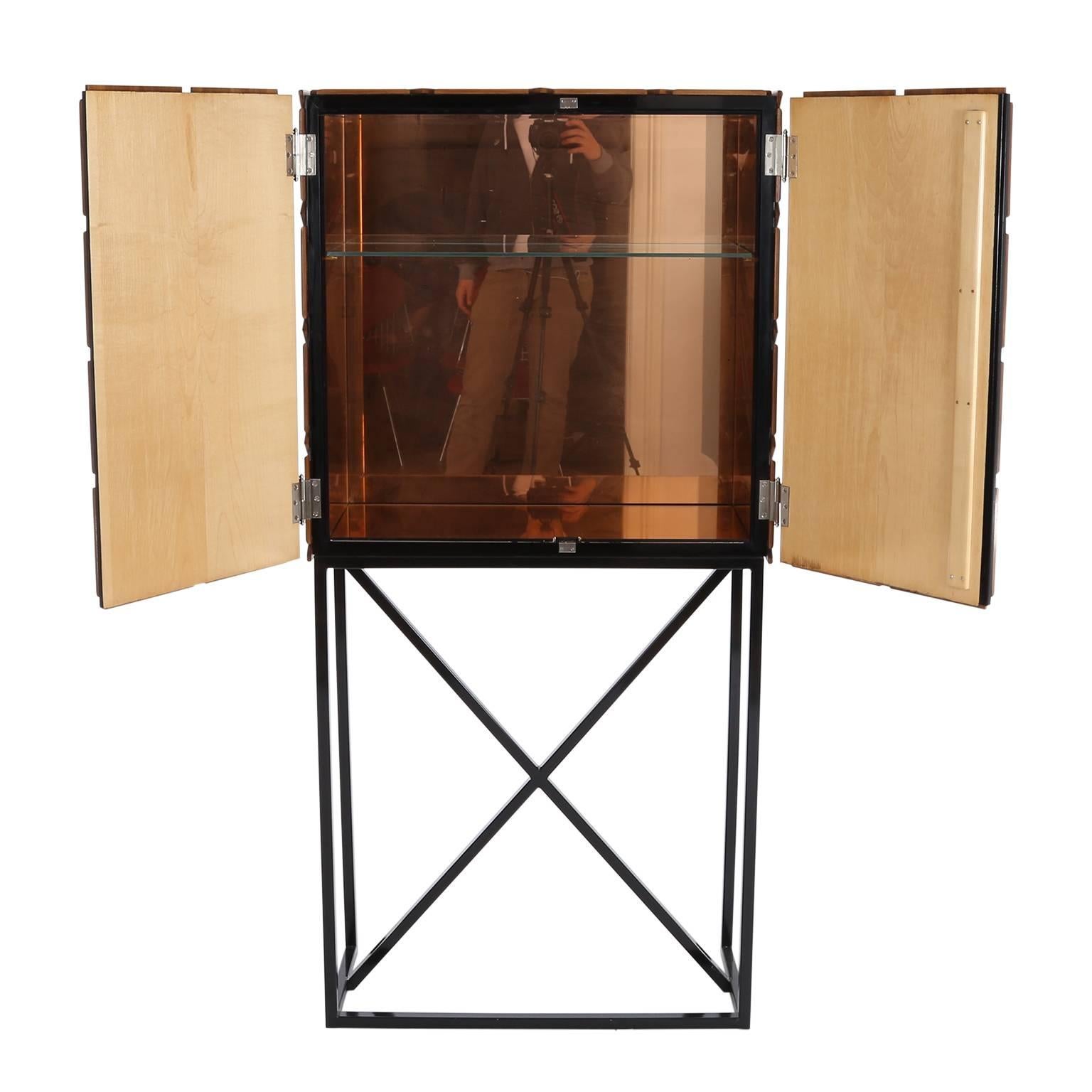 Very elegant walnut veneered Art Deco bar cabinet, which is made in France, around 1940. The cabinet has been restored and shellac polished. Interior brightly laminated with mirrored walls and glass shelf. On a modern black lacquered stand.
     