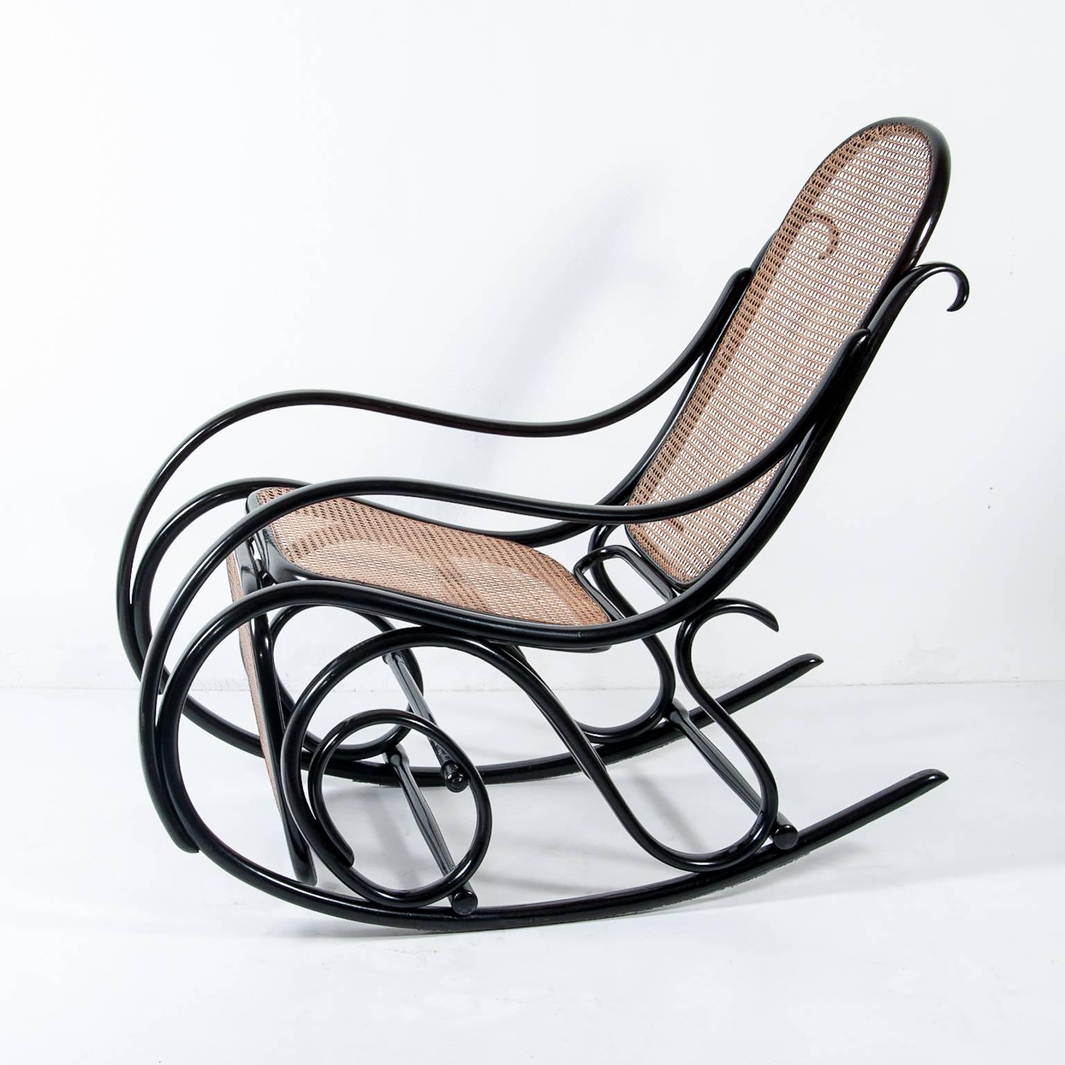Thonet rocking chair No. 10 very rare with wickerwork footrest.
Black finish.
Perfect condition! 
Designed 1880.
Manufactured between 1890-1910.