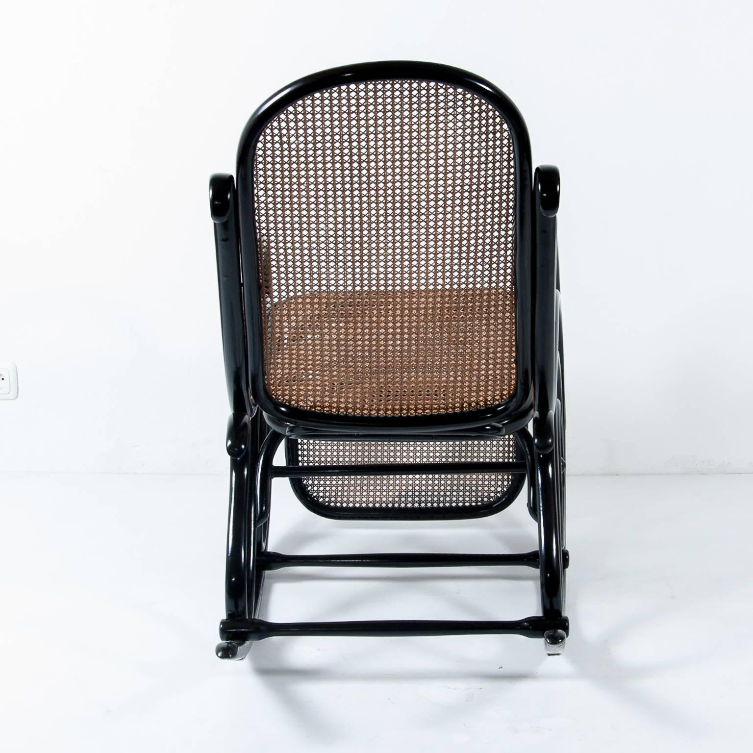 Thonet Rockingchair No. 10 with Footrest In Excellent Condition For Sale In Vienna, AT