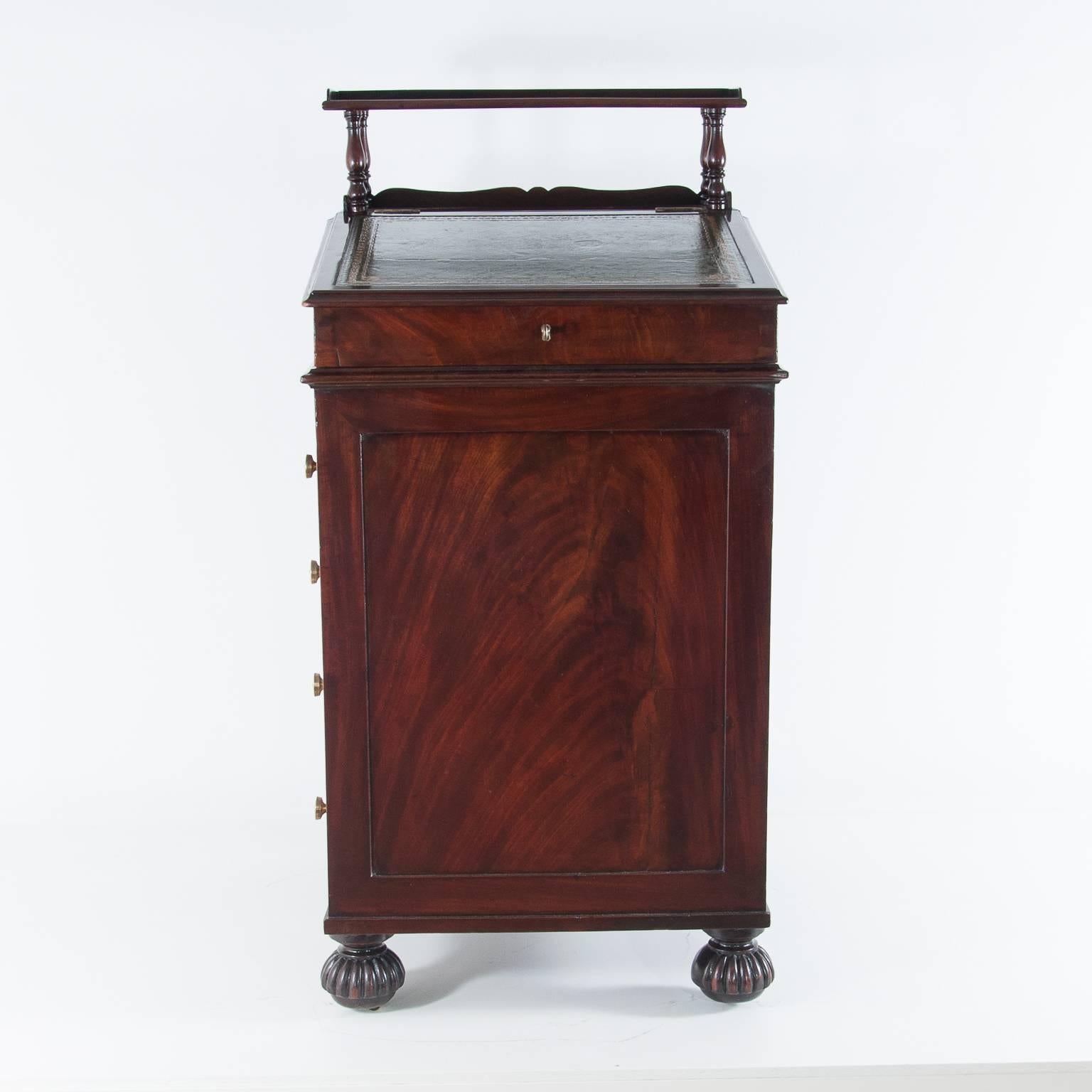 19th century English Late Regency Period Davenport Desk Mahagony 1