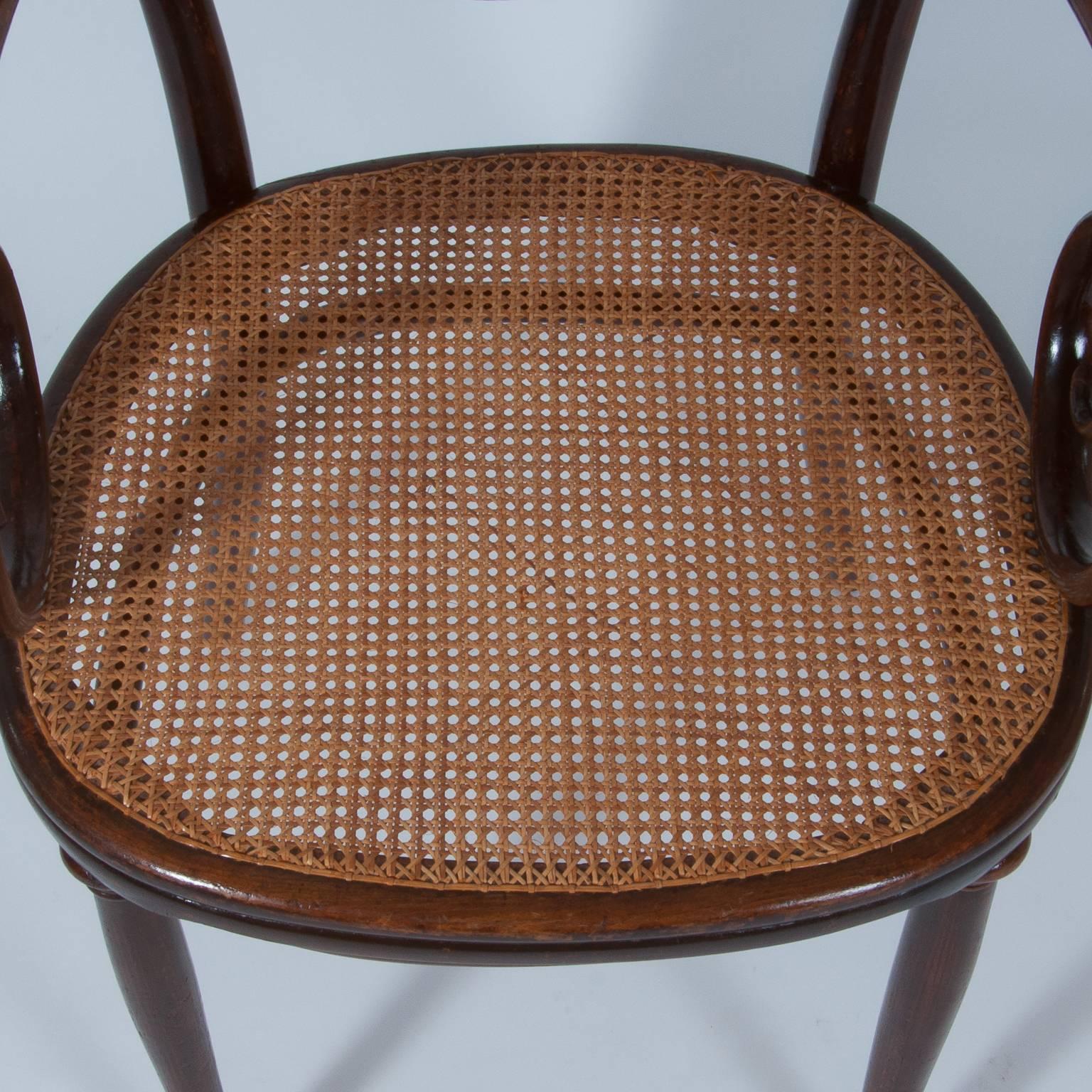Antique Thonet Bentwood Armchair Fauteuil No. 2, desgned 1865, manufactured 1895 In Excellent Condition For Sale In Vienna, AT