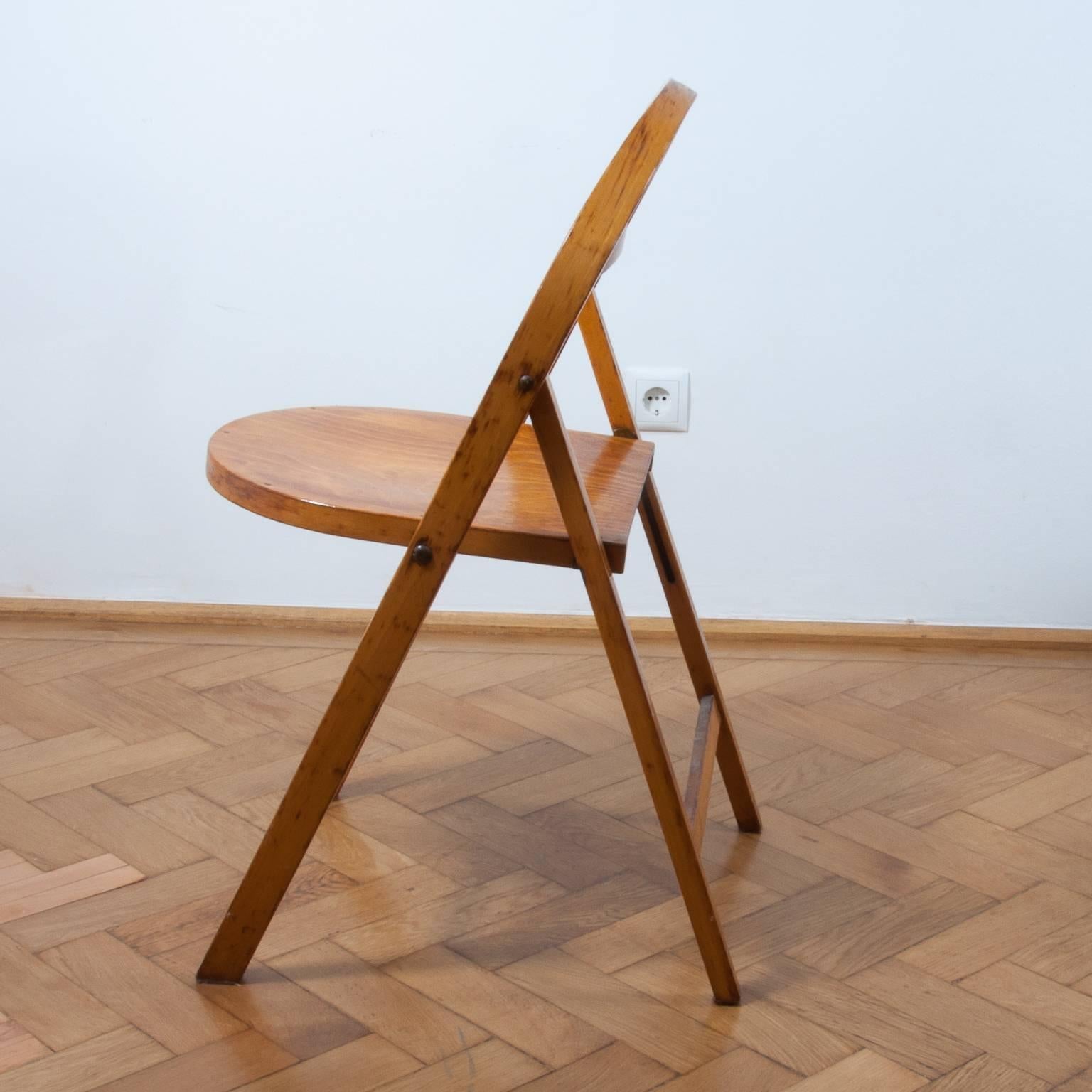 Sehr seltener und antiker österreichischer Thonet-Stuhl, der von der Firma Gebruder Thonet hergestellt und entworfen wurde.
Das Unternehmen Thonet wurde von Michael Thonet gegründet und von seinen Söhnen stark ausgebaut. Sie perfektionierten das