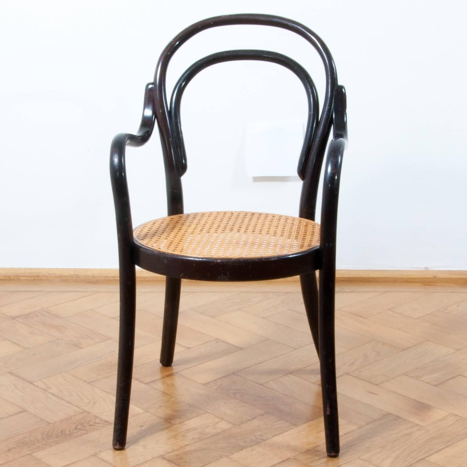 Very rare, antique and Austrian Thonet chair, which was produced between 1910-1929 and was designed by the Gebruder Thonet.
The company Thonet was found by Michael Thonet and was greatly expanded by this sons. They perfected the process of bending