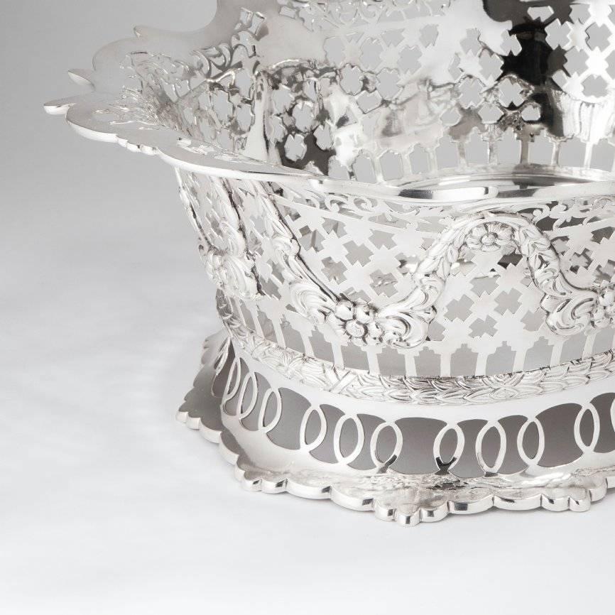 A large and heavy quality sterling silver oval bowl or jardinière with cast garlands applied to the hand-pierced decoration. This would make a wonderful fruit bowl, or with the addition of a glass liner could be used for flower displays. This