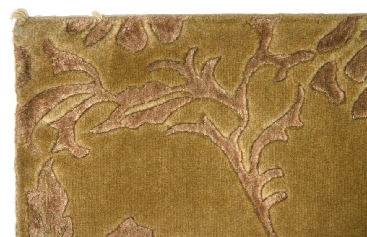 Un tapis chaleureux et gracieux, parfait pour la chambre à coucher ou superposé à un tapis pour créer un coin salon intime dans un espace plus grand. Le mélange de laine et de soie donne une texture luxueuse qui invite au toucher et offre un coussin
