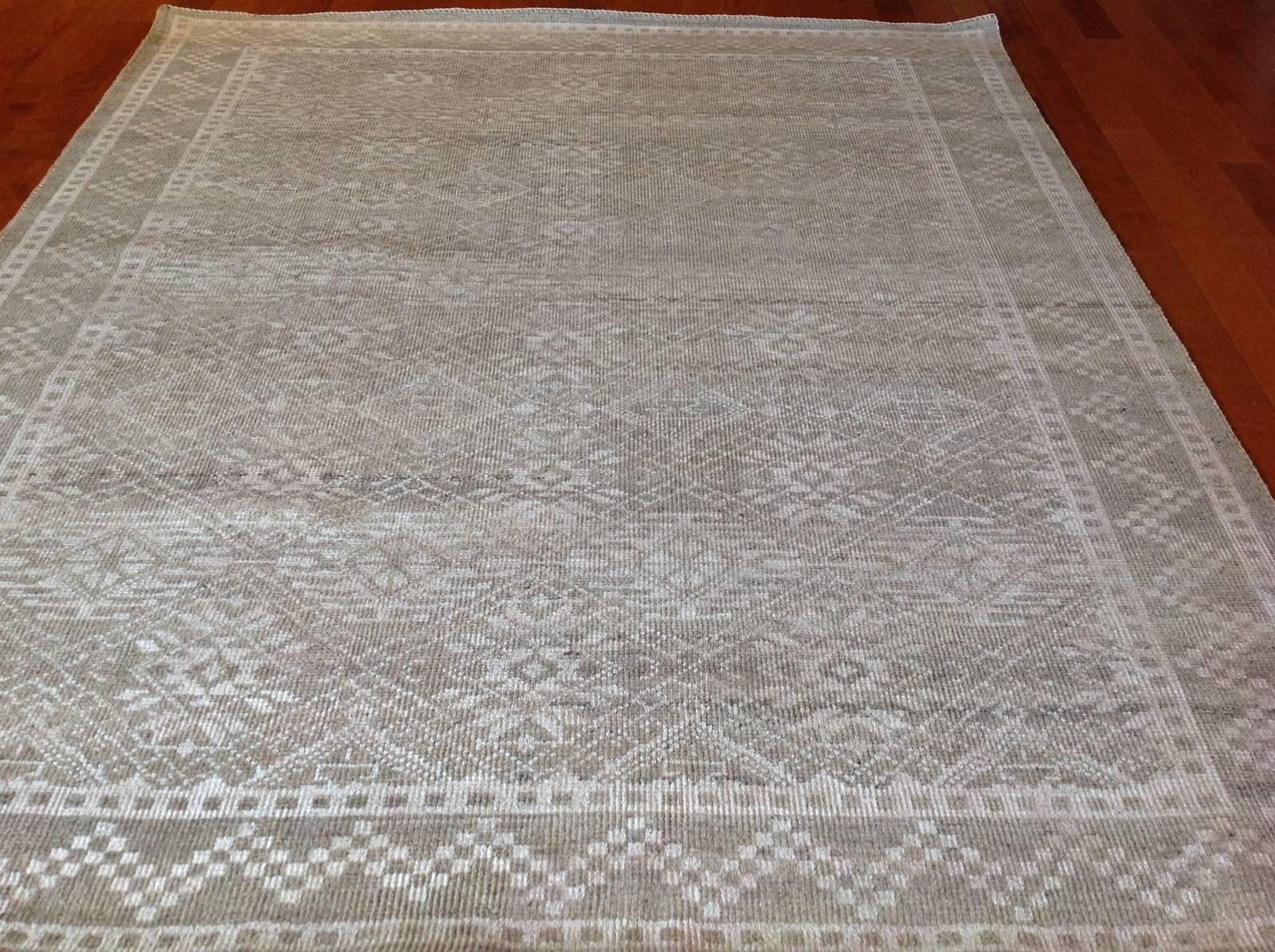 Transitional design rug.