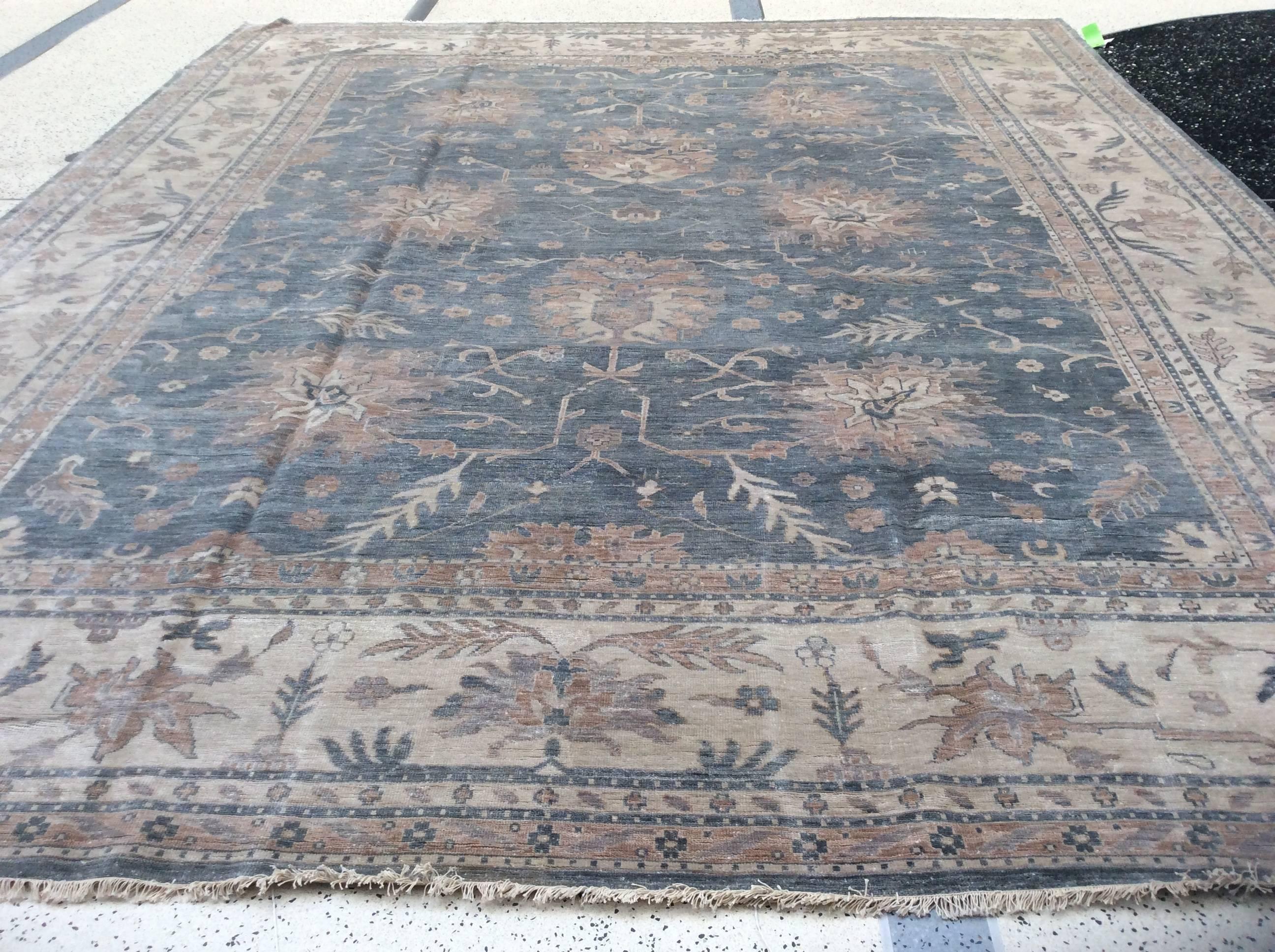 Semi-Antique Mahal rug

Measurement:12' x 14'.
