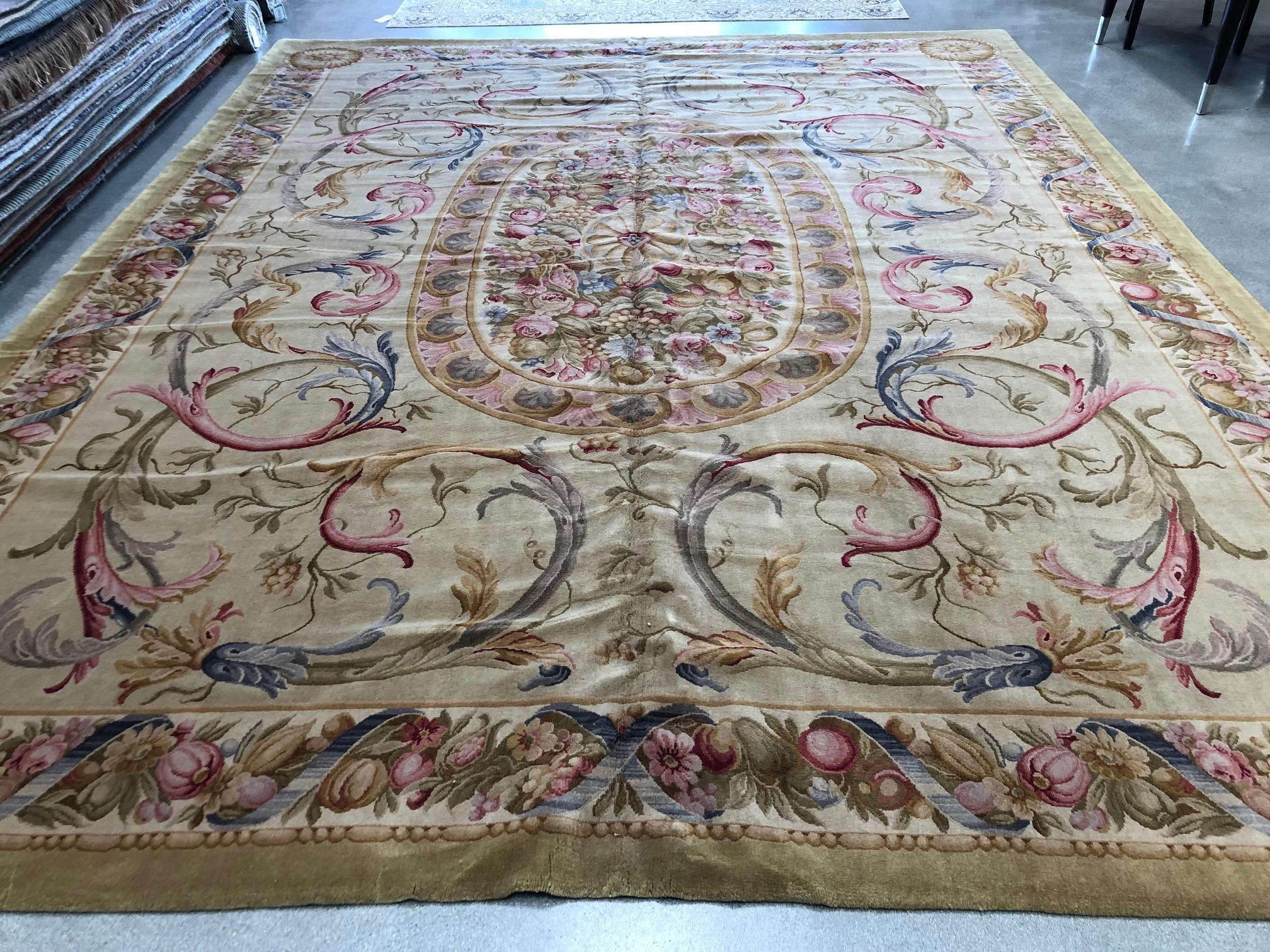 Alfombra Savonnerie

Medidas: 12' x 15'.