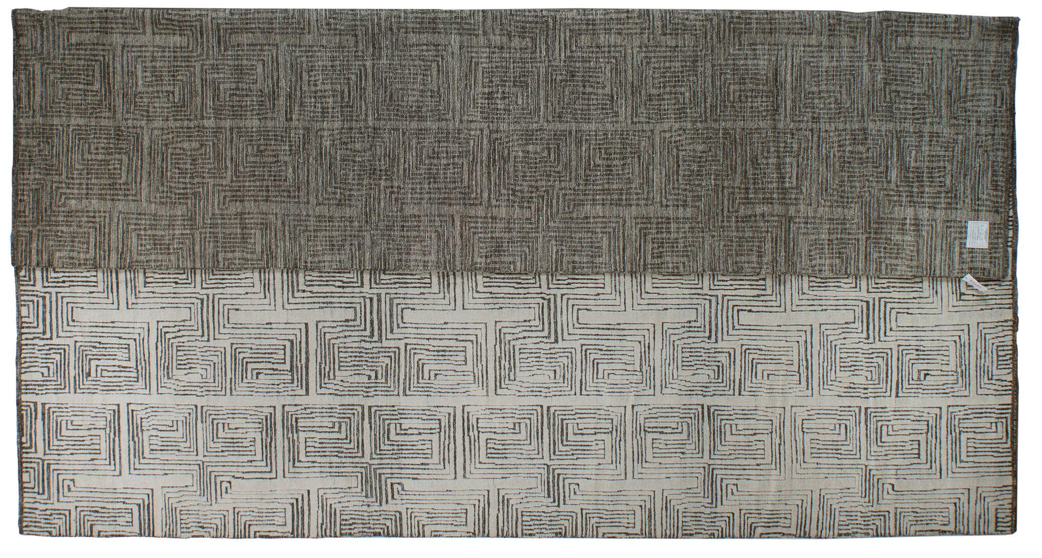 Tappeto Maze Design Avorio Carboncino In condizioni Nuovo in vendita a West Hollywood, CA