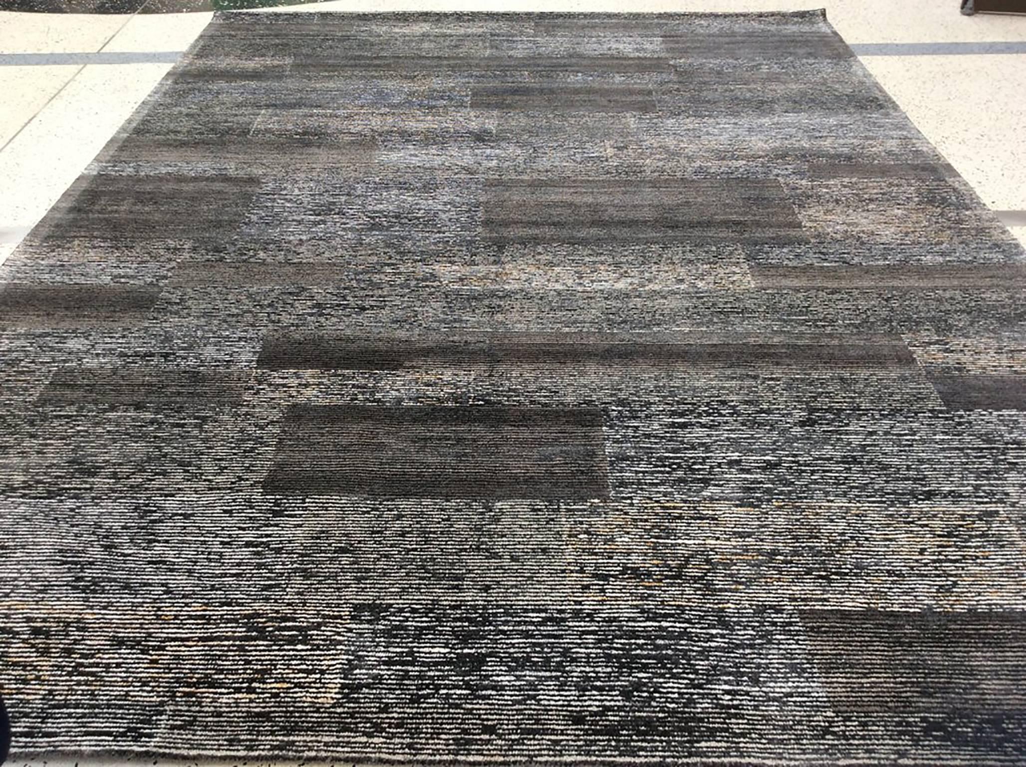 Alfombra tufted de tejido cruzado

Medida: 9' x 12'.