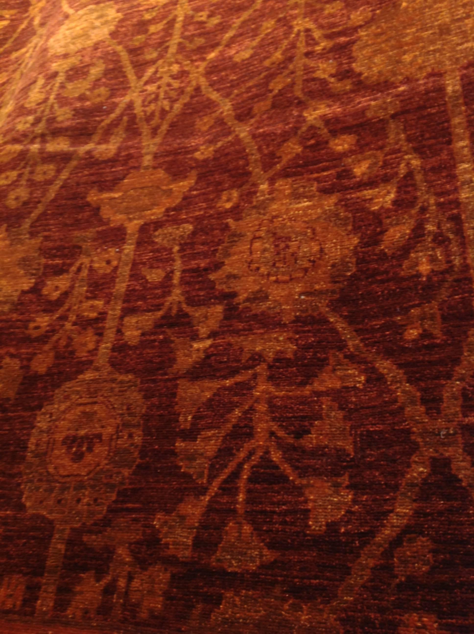 Seidige Wolle gefärbt Teppich in Rot (Handgeknüpft) im Angebot