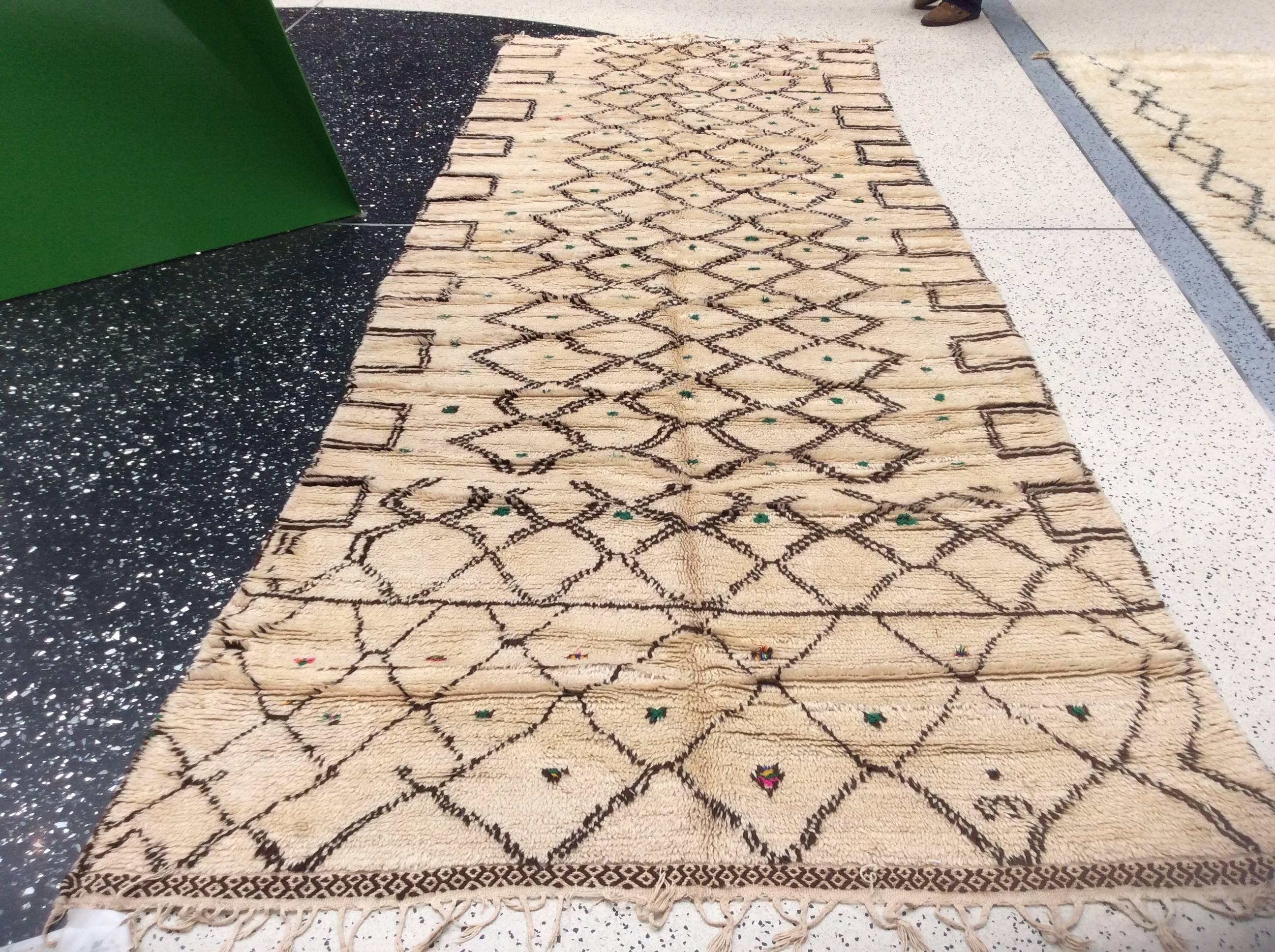 Moroccan runner with green dots

A weaving technique that has been passed down from generations to generations makes Moroccan Berber rug such a fine addition to your collection. It is made of luxurious hand-spun wool by the high atlas tribe, no 2