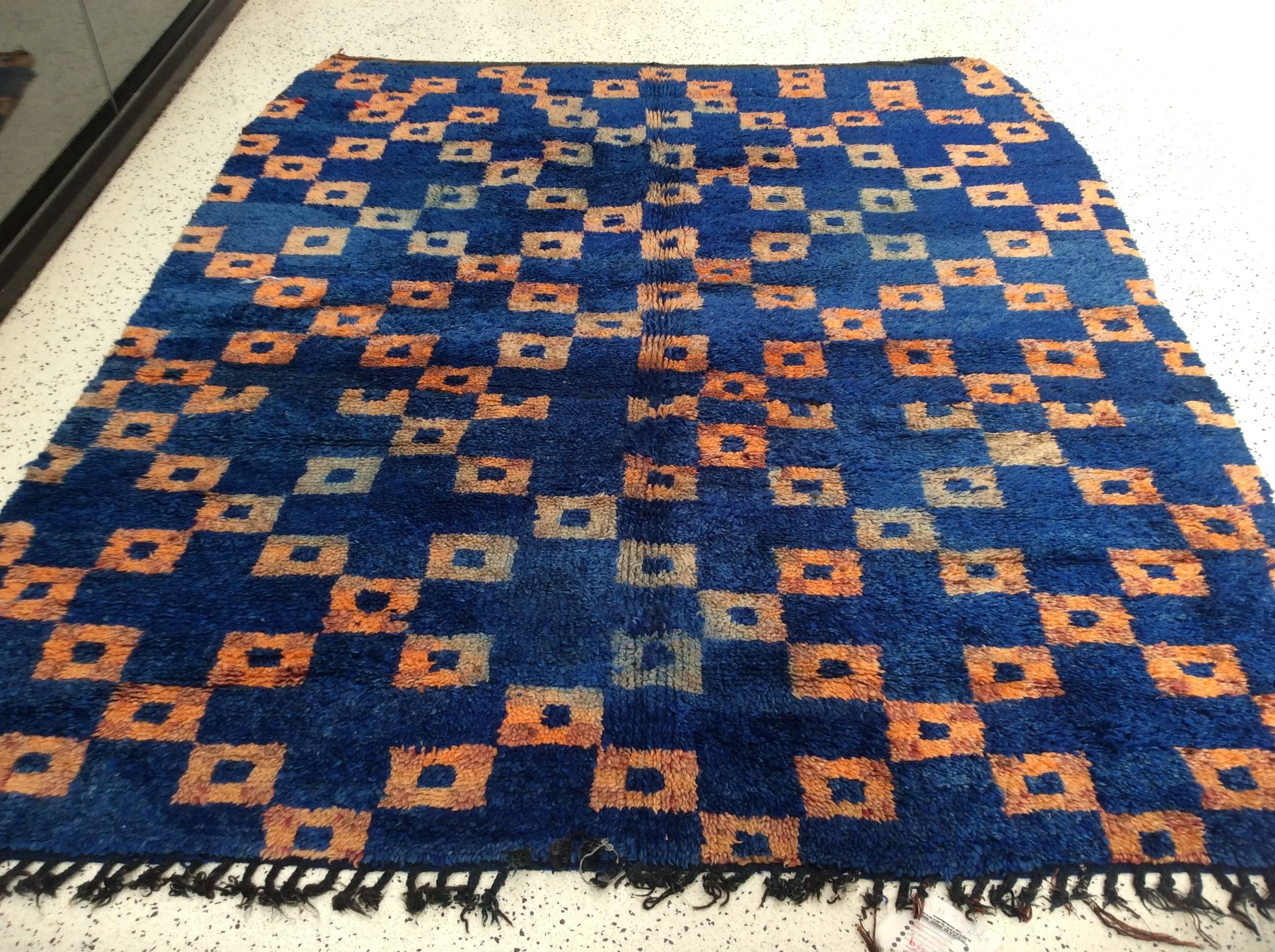 Blauer marokkanischer Teppich mit orangefarbenen Kästchen

Eine Webtechnik, die von Generation zu Generation weitergegeben wurde, macht den marokkanischen Berberteppich zu einer schönen Ergänzung Ihrer Sammlung. Es wird aus luxuriöser,