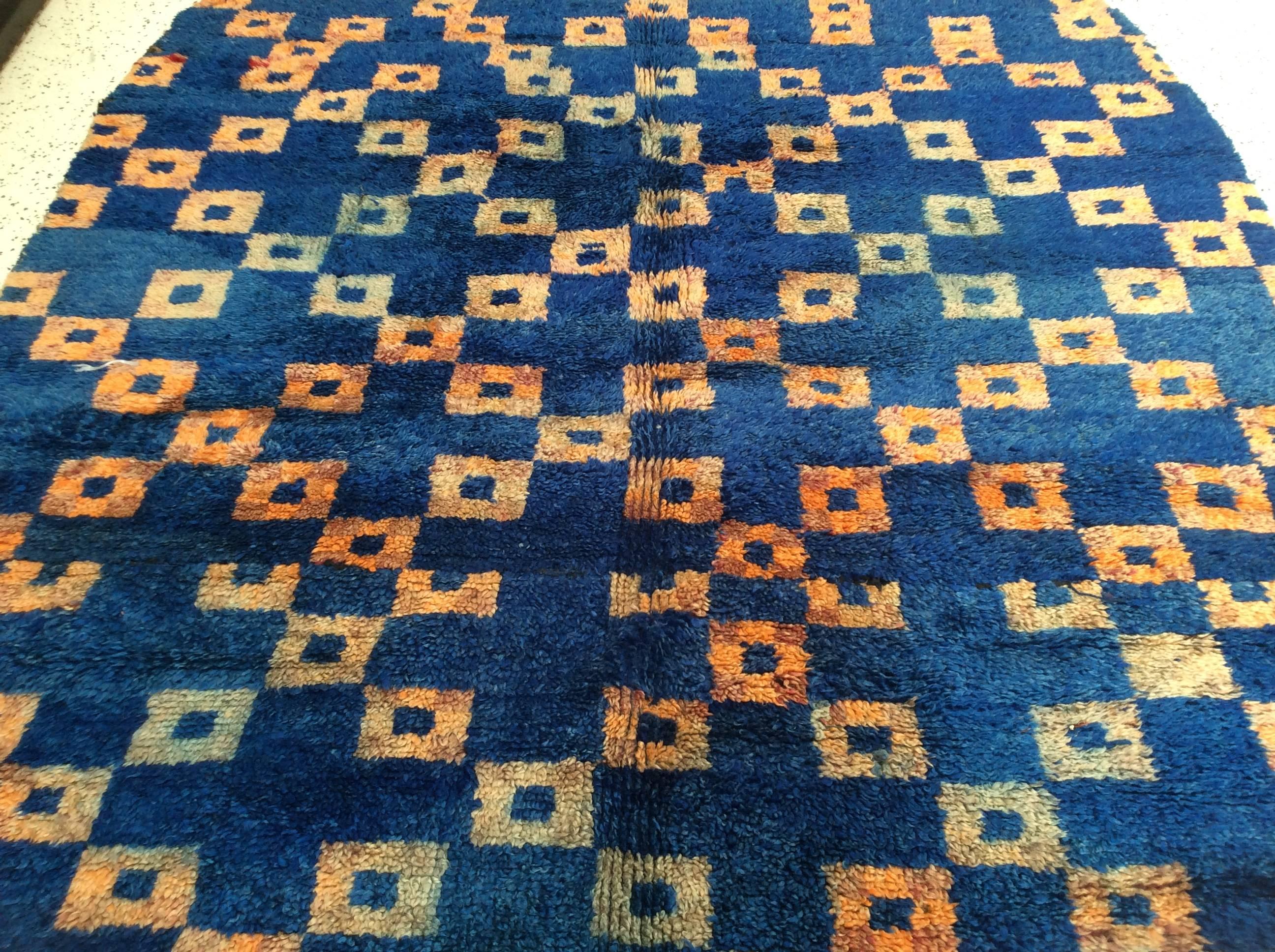 Blauer marokkanischer blauer Teppich mit orangefarbenen Schachteln (Handgeknüpft) im Angebot