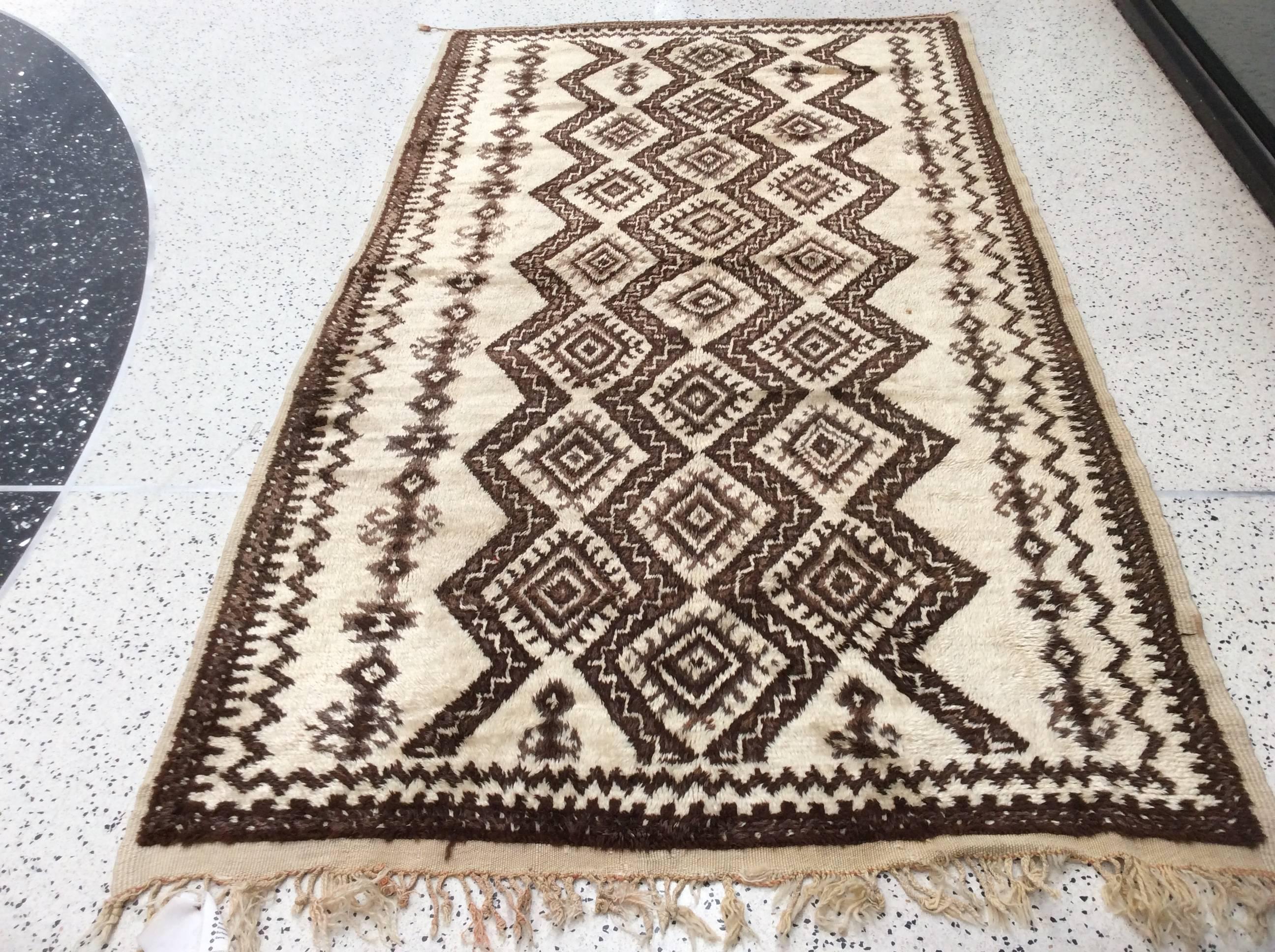 Tribal Design Moroccan rug

A weaving technique that has been passed down from generations to generations makes this Moroccan Berber rug a fine addition to your collection. It is made of luxurious hand-spun wool by High Atlas tribe, no 2 pieces are