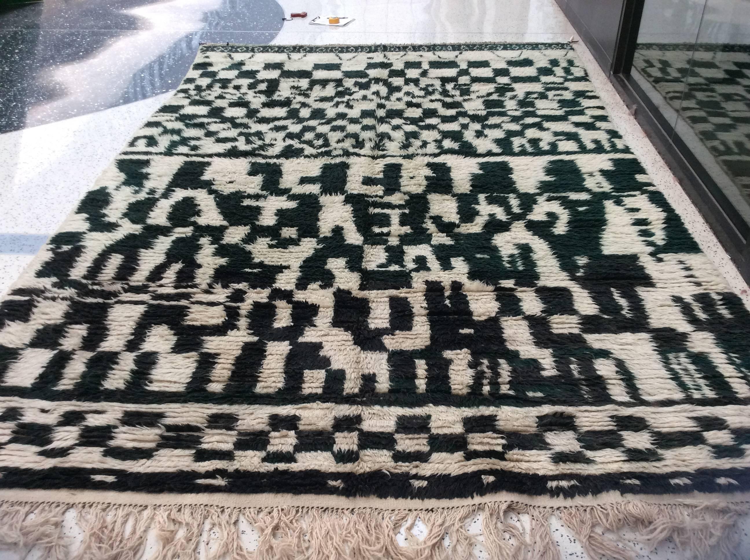 Monochrome Moroccan Rug in Black and White In Excellent Condition For Sale In Los Angeles, CA