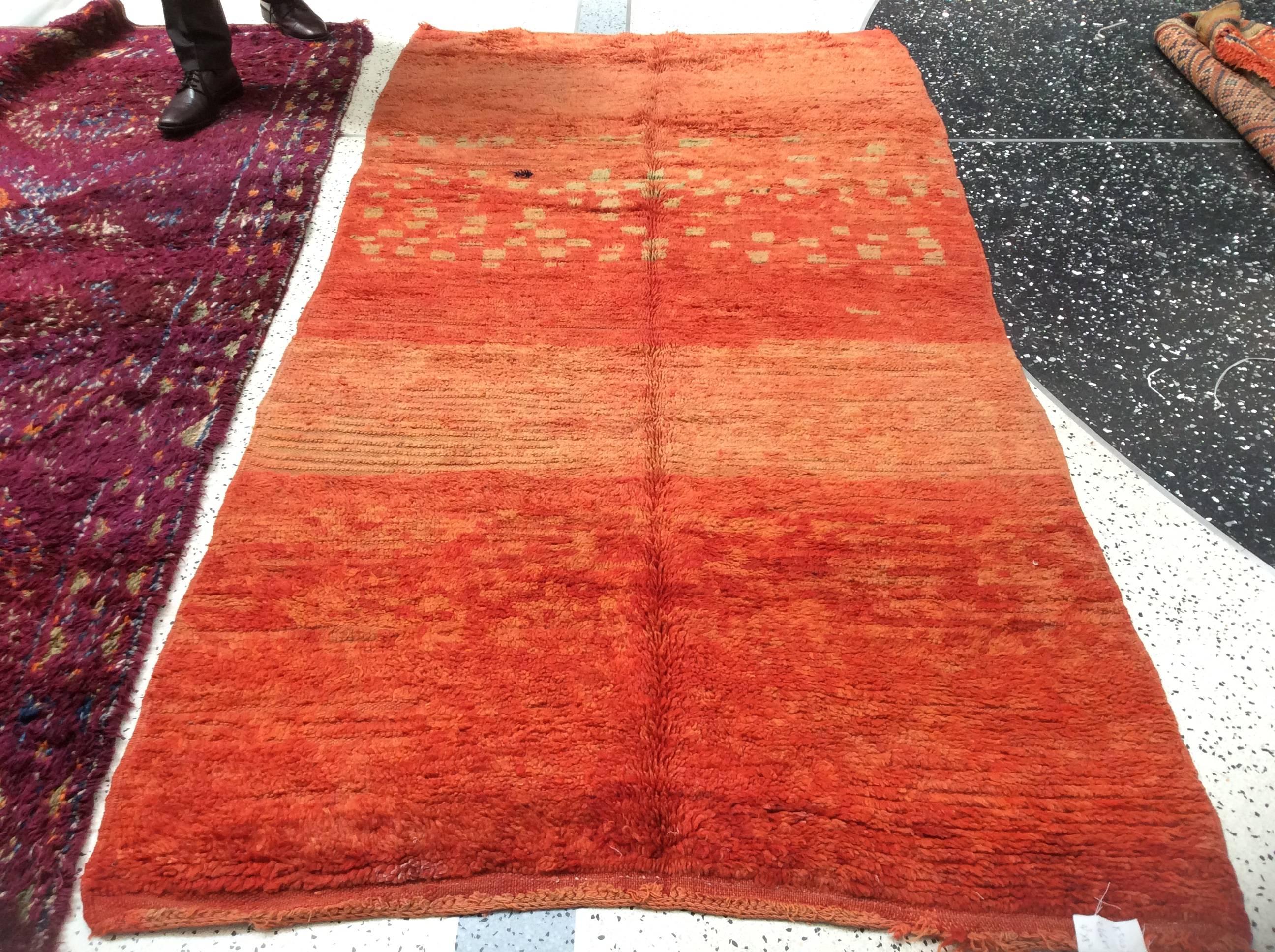 Tappeto berbero marocchino

Una tecnica di tessitura che è stata tramandata di generazione in generazione rende il tappeto berbero marocchino un'ottima aggiunta alla tua collezione. È realizzato in lussuosa lana filata a mano dalla tribù dell'Alto