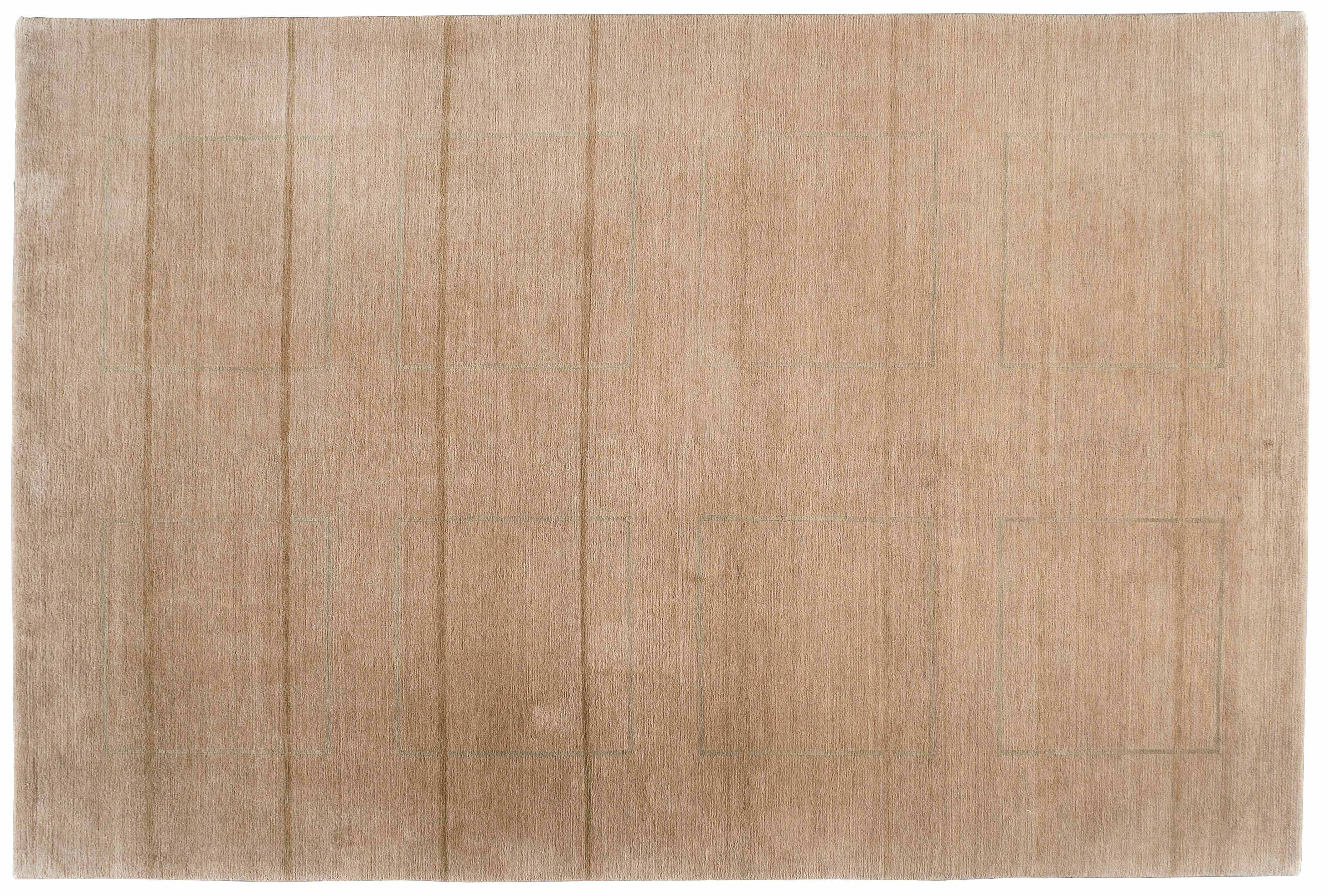 Tappeto tono su tono con dettagli quadrati

Colori: Taupe, grigio, oro, crema e beige.