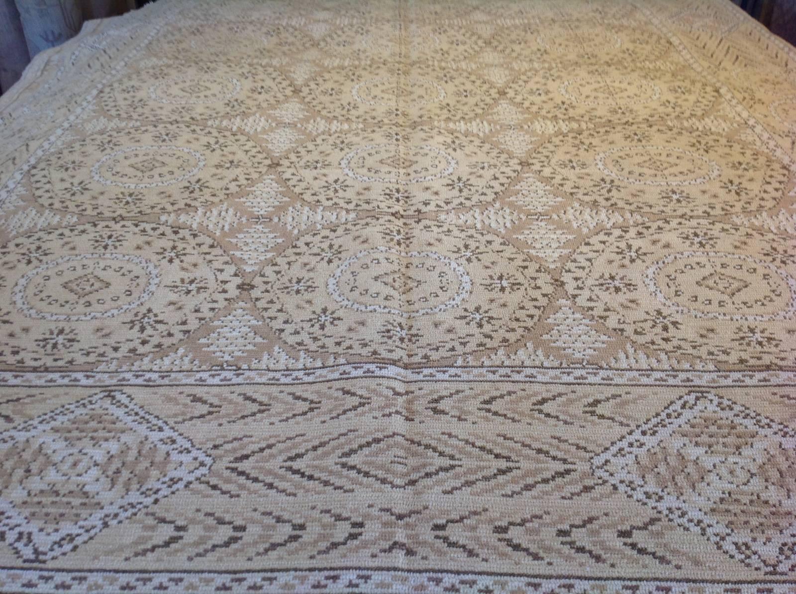 Geometric floral European rug
Colors: tan, cream, dark brown.