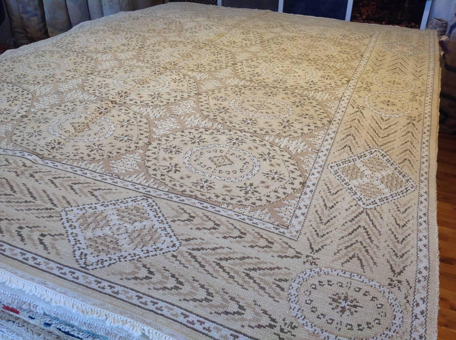 Geometric Floral European Rug In Excellent Condition For Sale In Los Angeles, CA