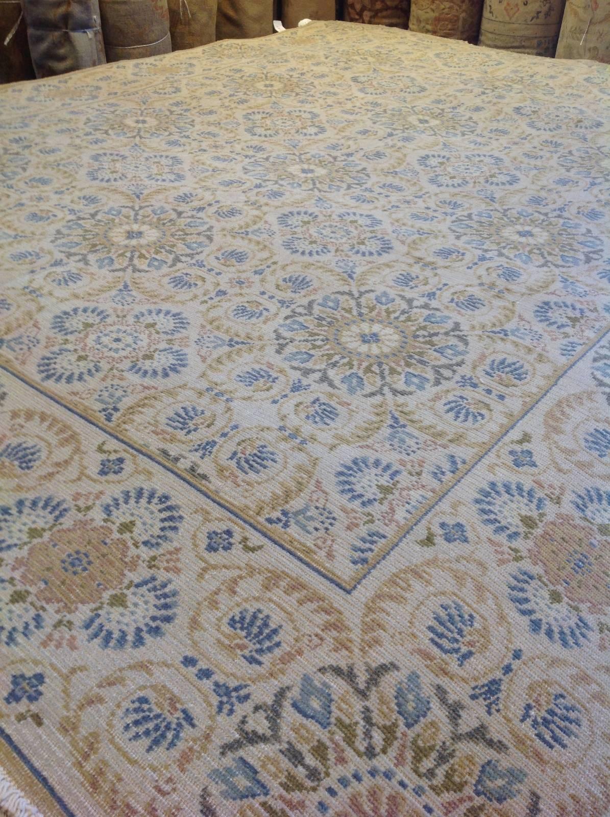 Geometric Floral European Rug In Excellent Condition In Los Angeles, CA