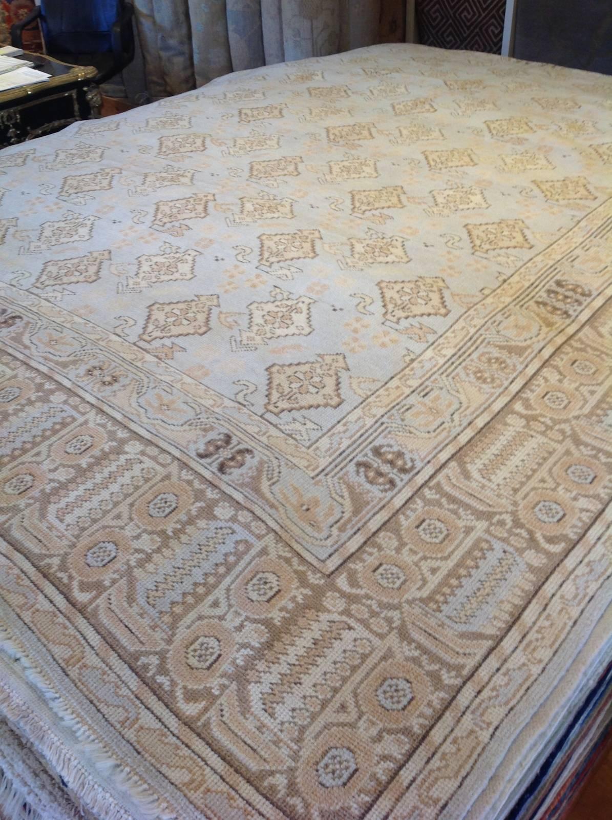 Transitional Euro Design-Teppich (Rumänisch) im Angebot